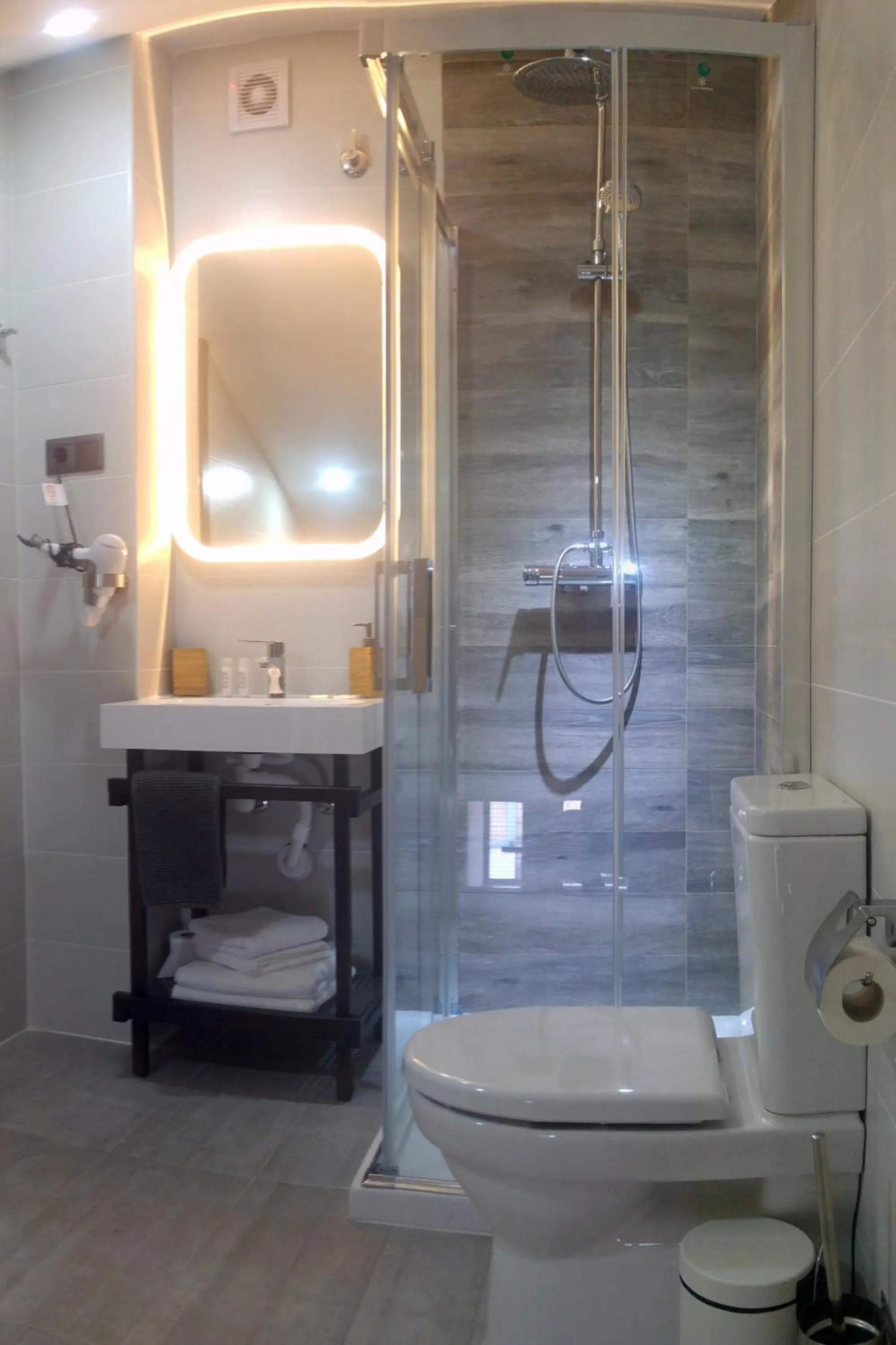 Bathroom in The Lights City Rooms