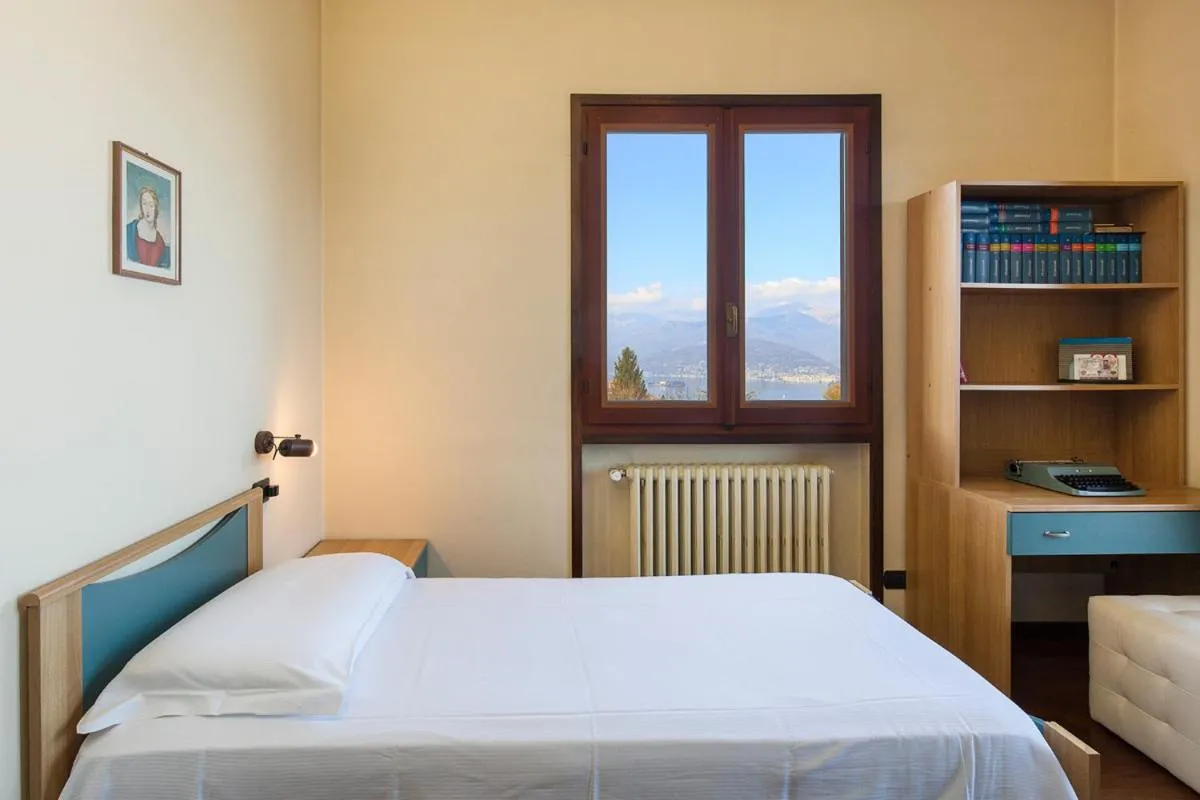 Bed in Villa Caterina by Impero House