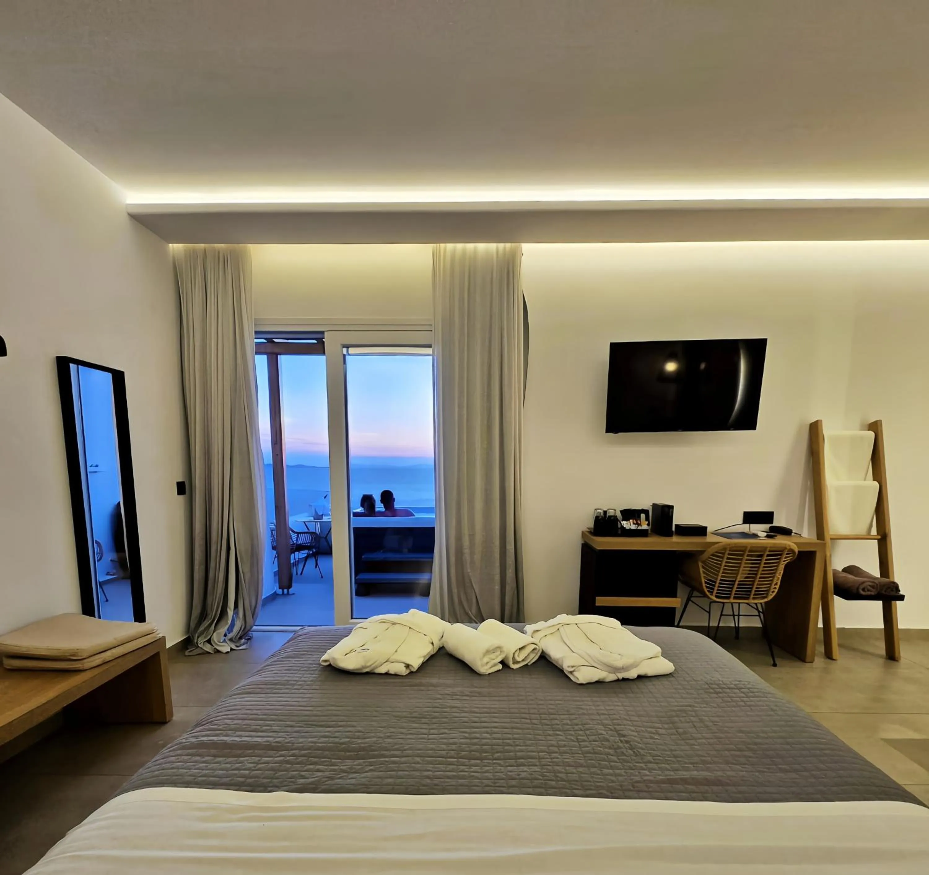 Hot Tub, Bed in Avra Mykonos