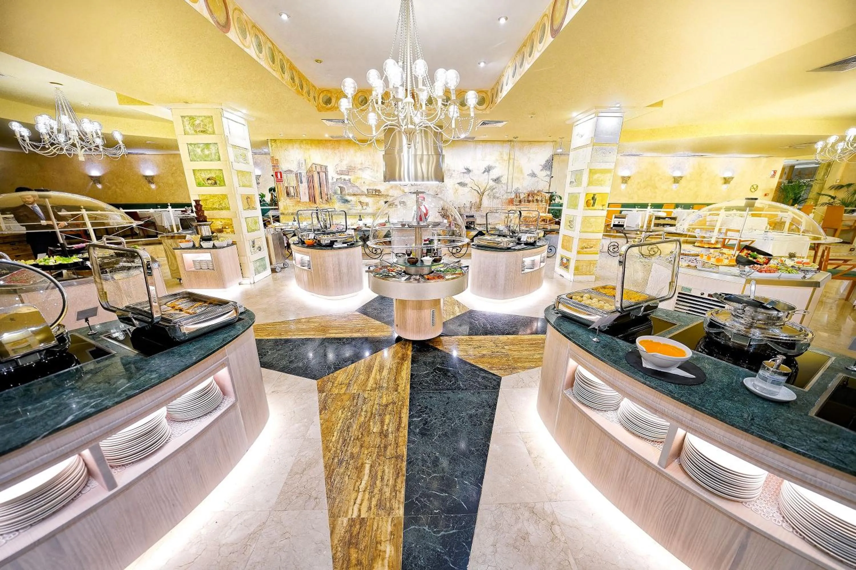 Restaurant/places to eat in Bull Reina Isabel & SPA