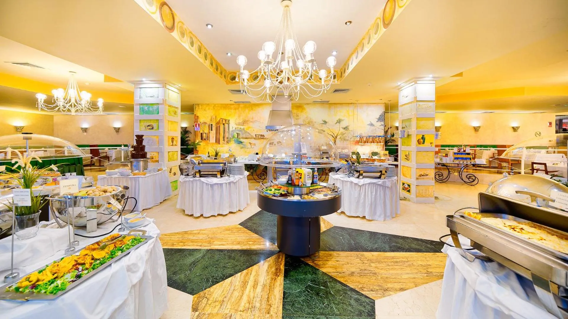 Restaurant/places to eat in Bull Reina Isabel & SPA