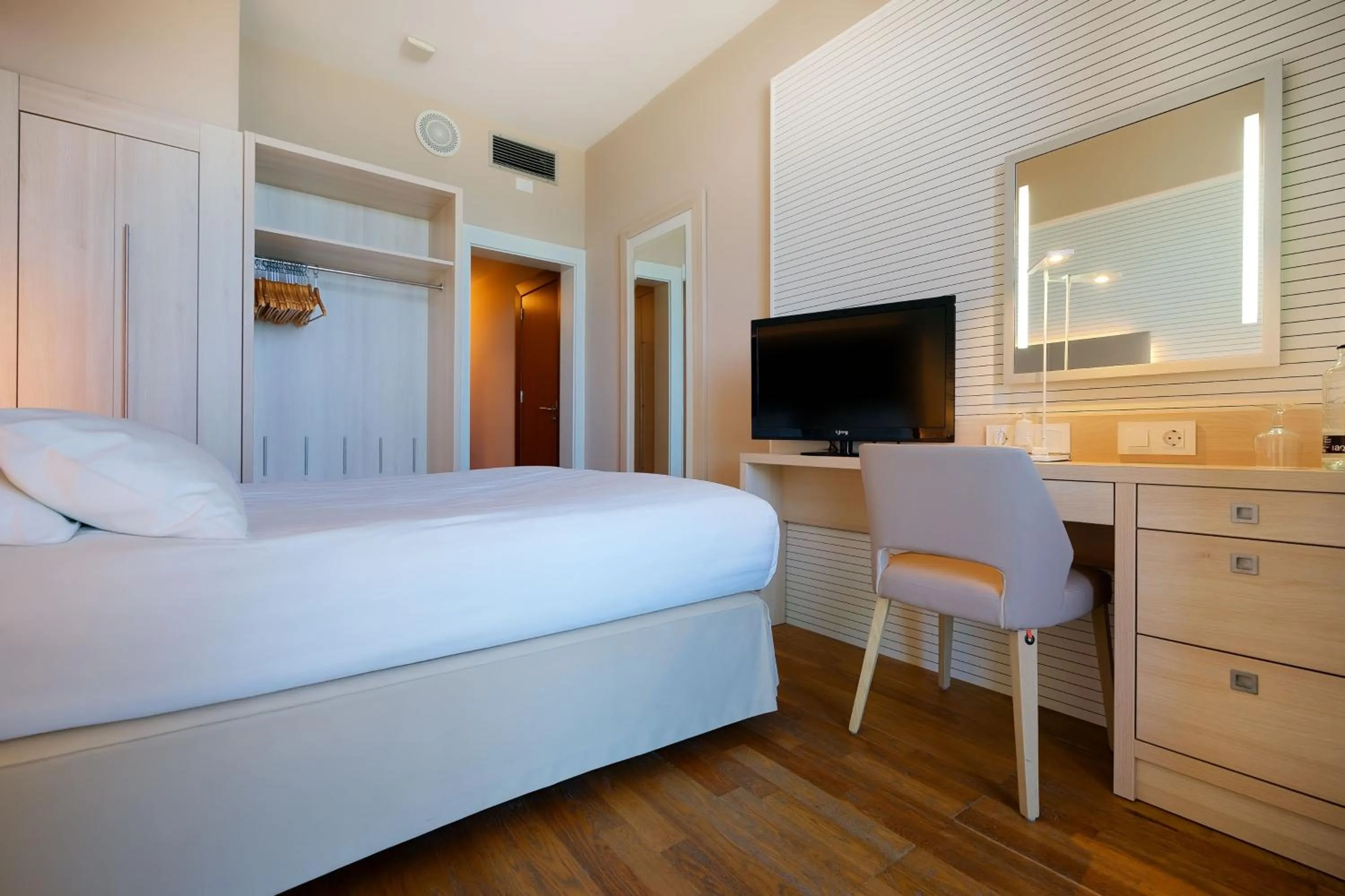 Photo of the whole room, Bed in Bull Reina Isabel & SPA