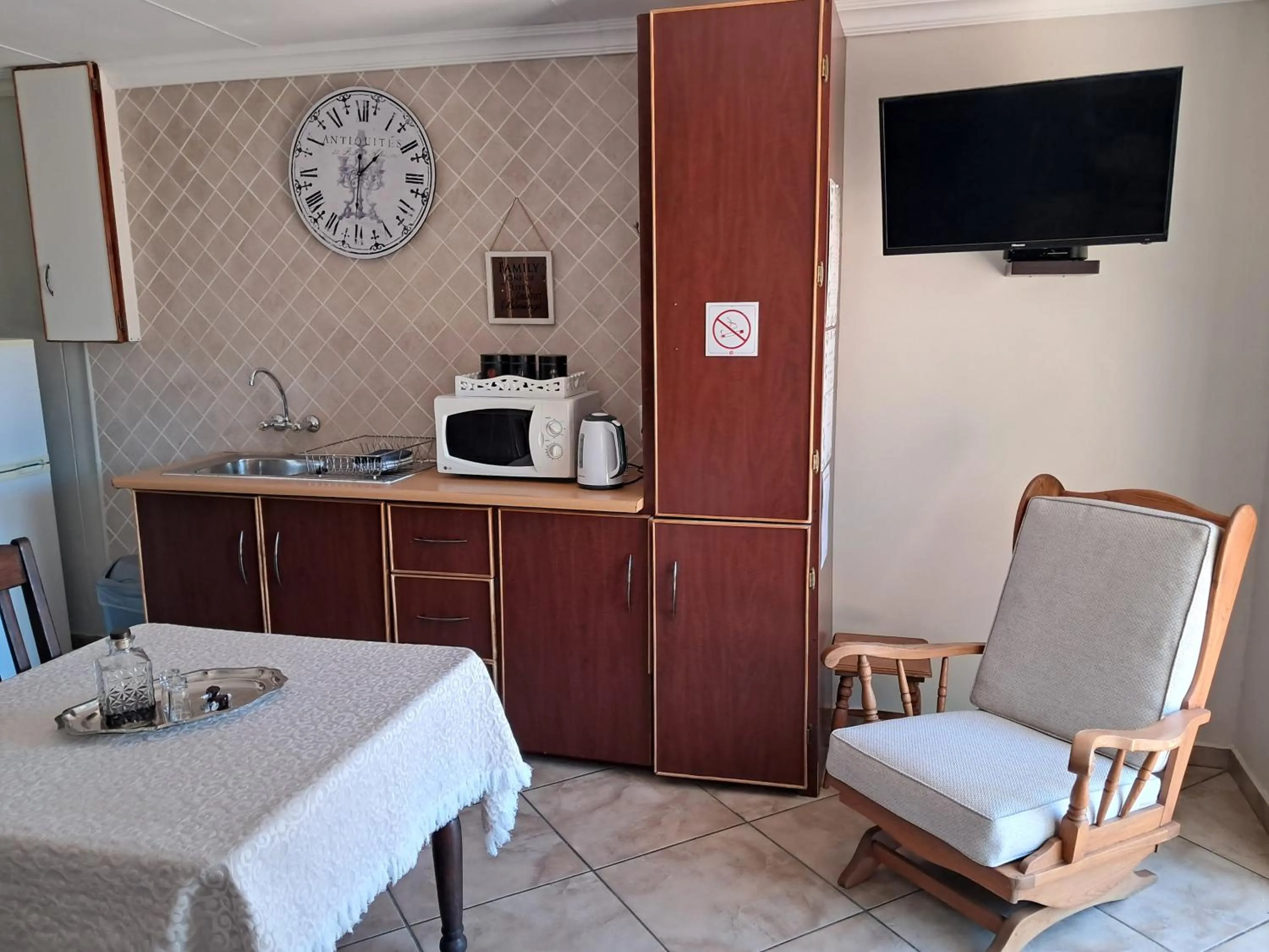 Kitchen or kitchenette in Jakkalsdraai Guest House