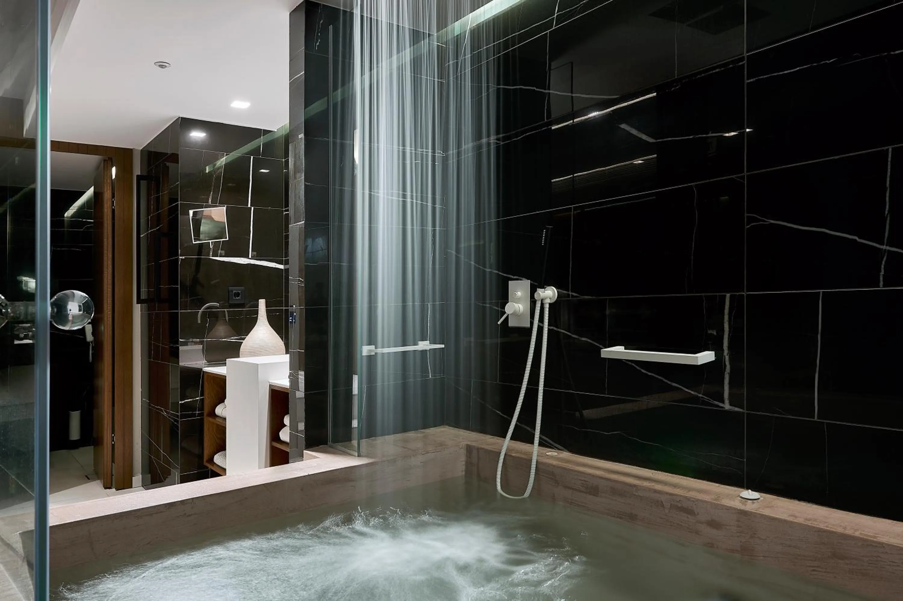 Hot Tub in Dyo Suites