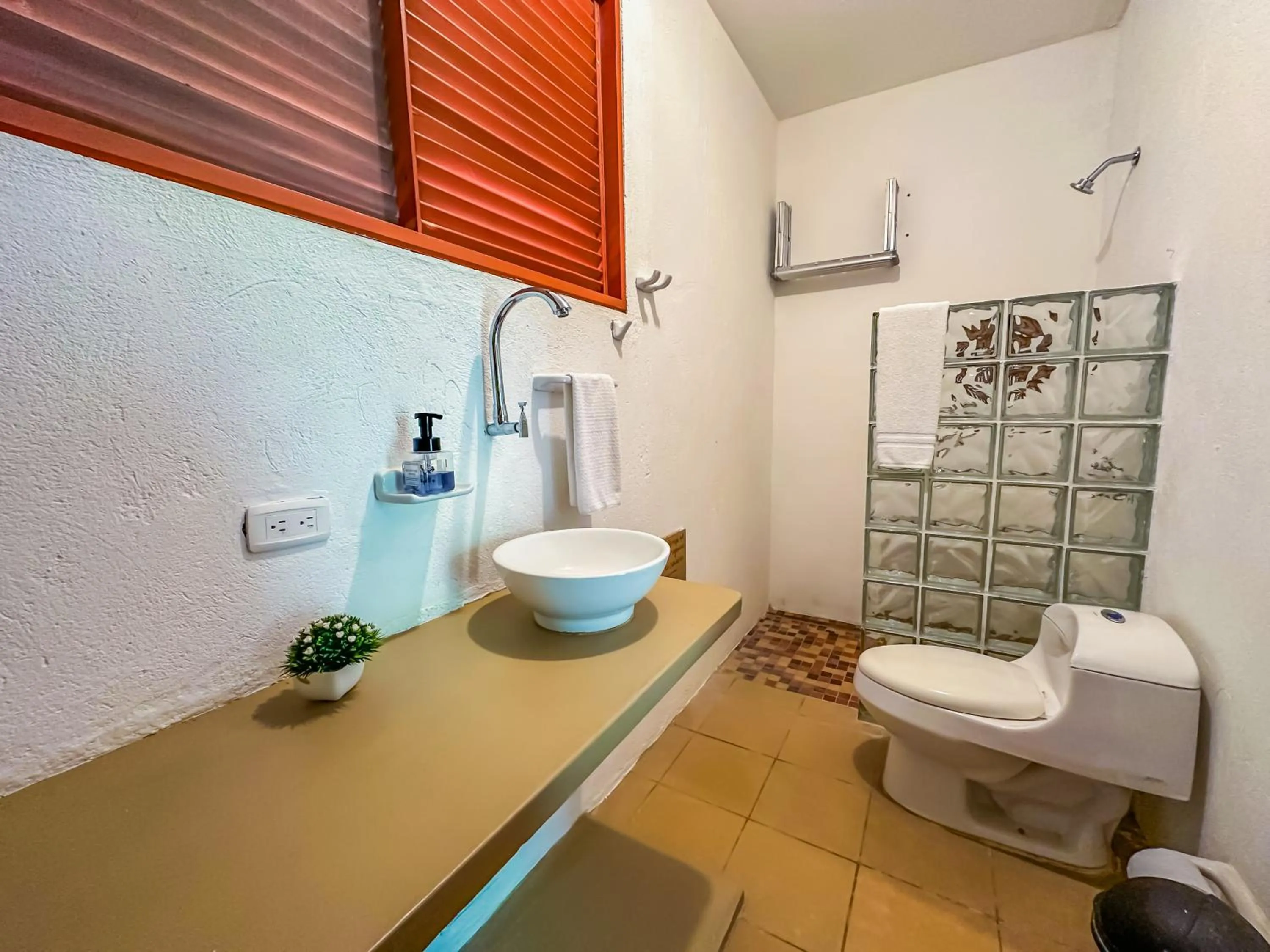 Shower in Hotel Chiniu