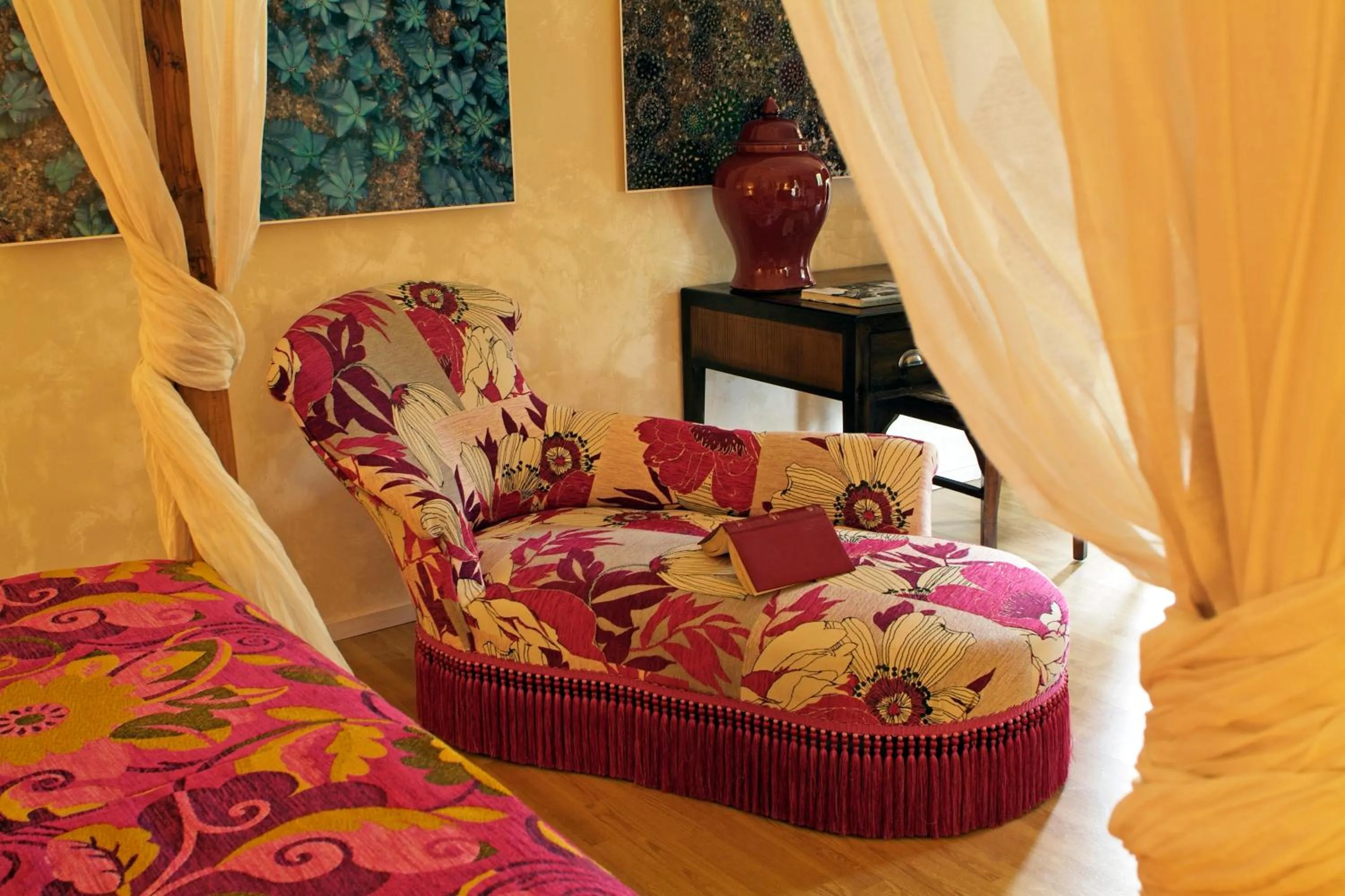 Decorative detail, Bed in Mas de la Chapelle