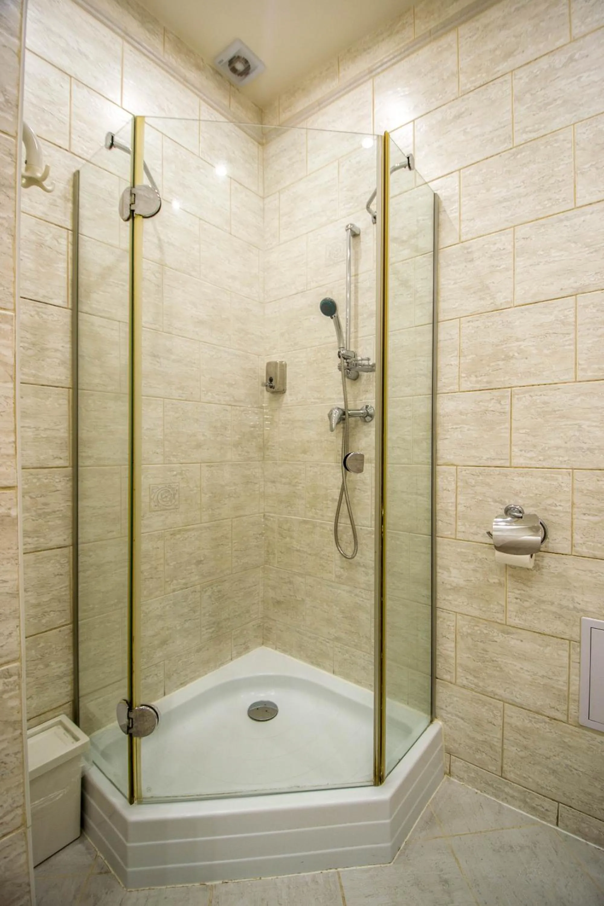 Bathroom in 4BDR Historical Spirit Apt by Ruterra