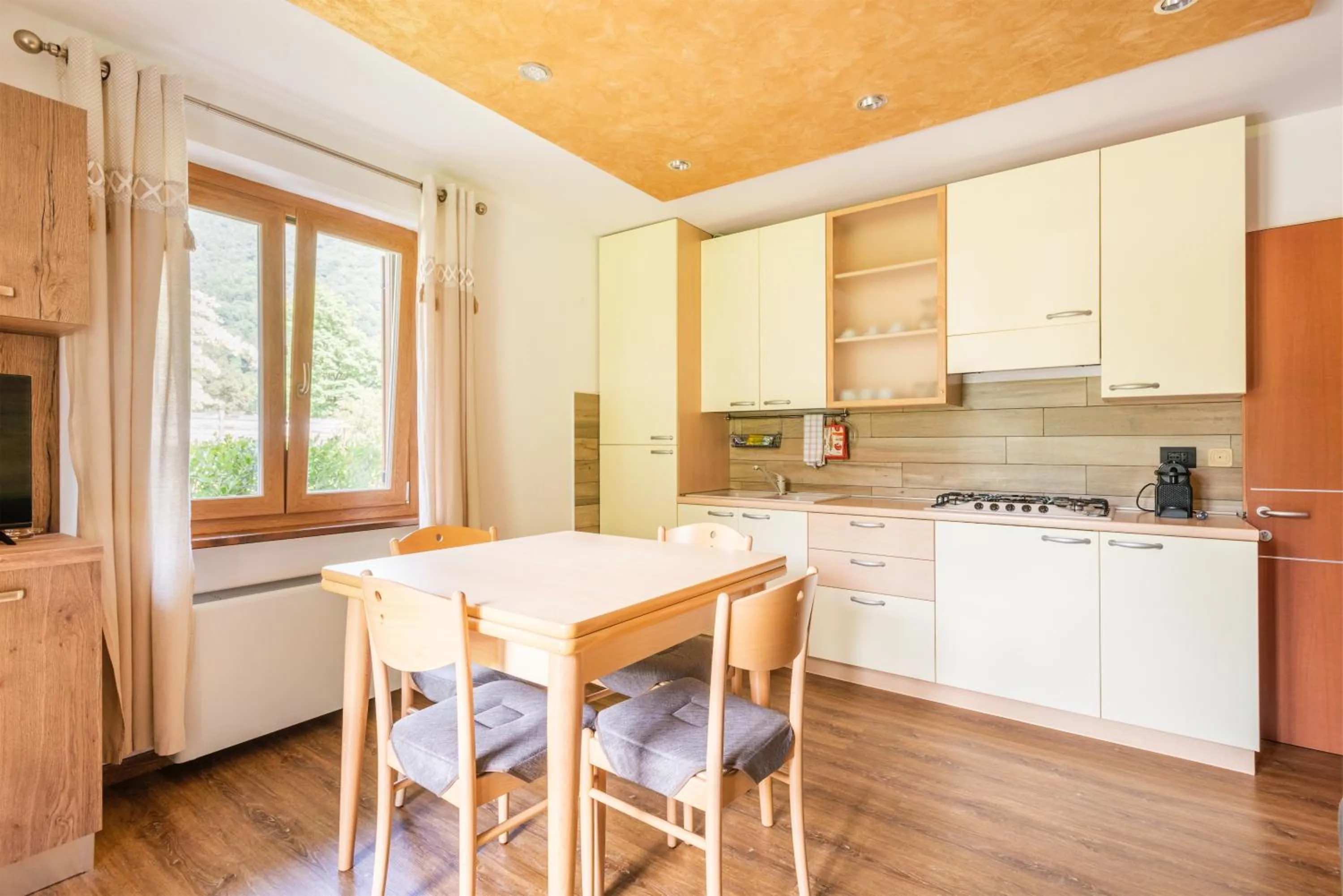 Kitchen or kitchenette in CROSINA HOLIDAY - Casa Lucia