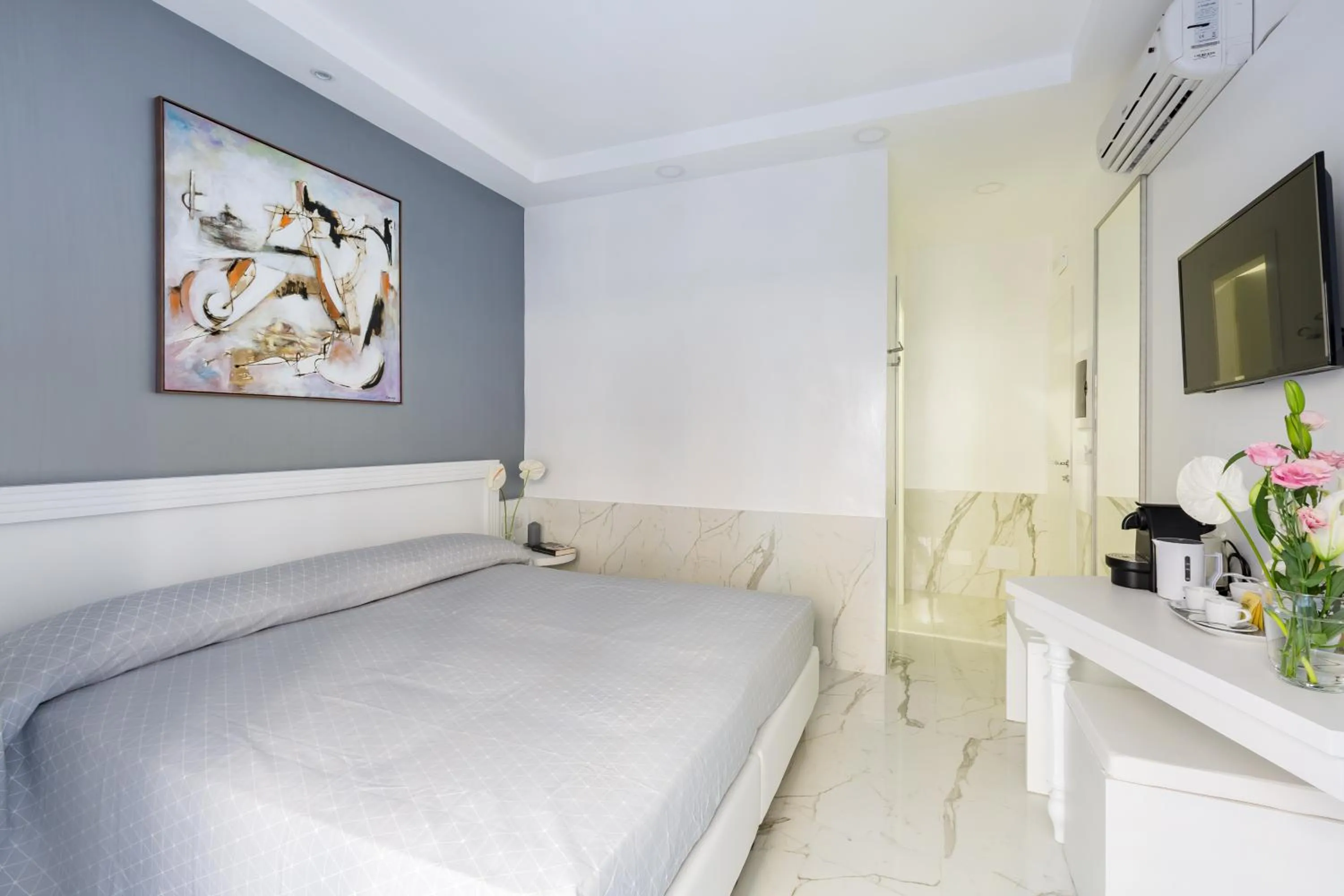 Photo of the whole room, Bed in Little Aurelius