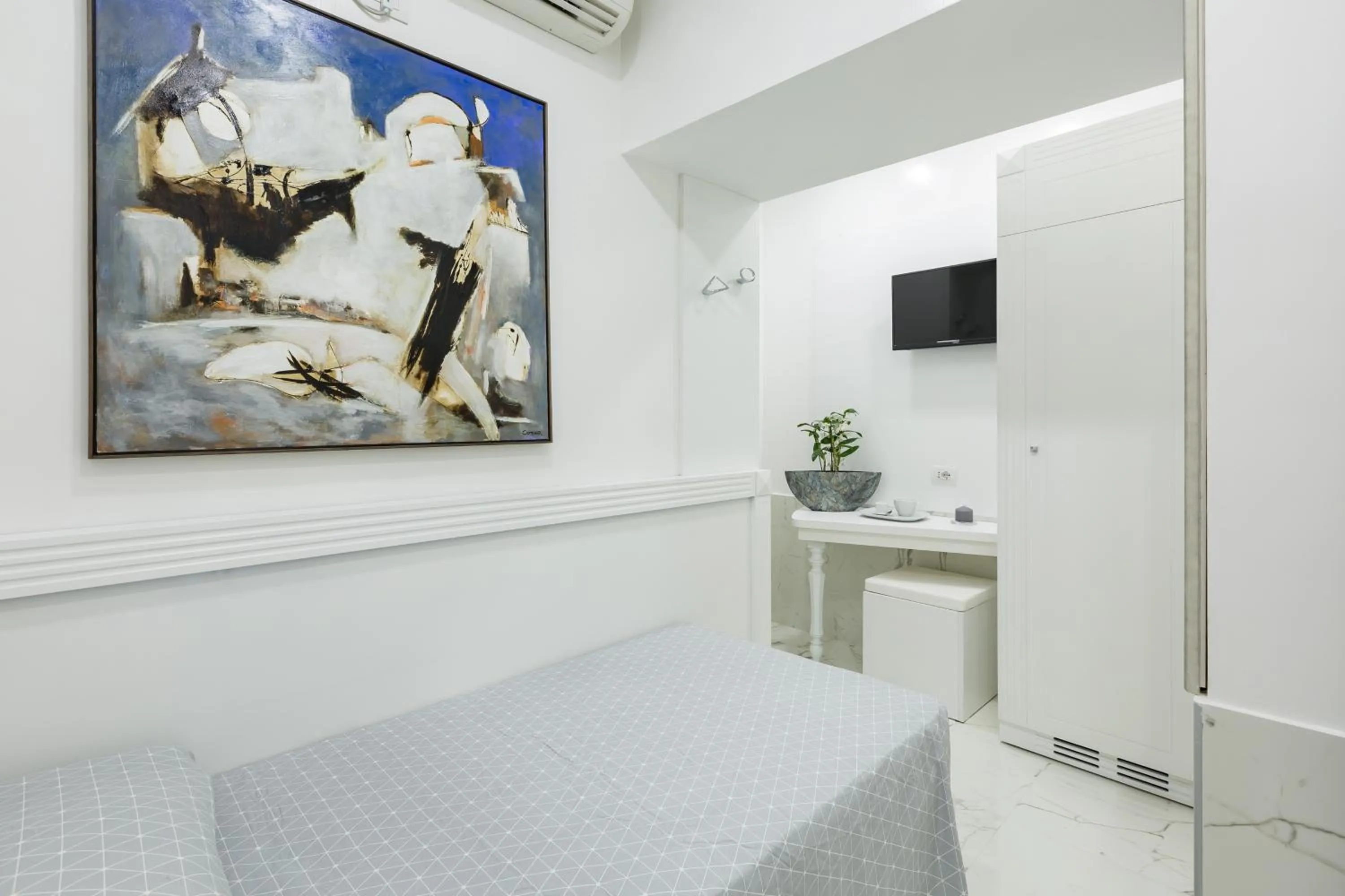 Photo of the whole room, Bed in Little Aurelius