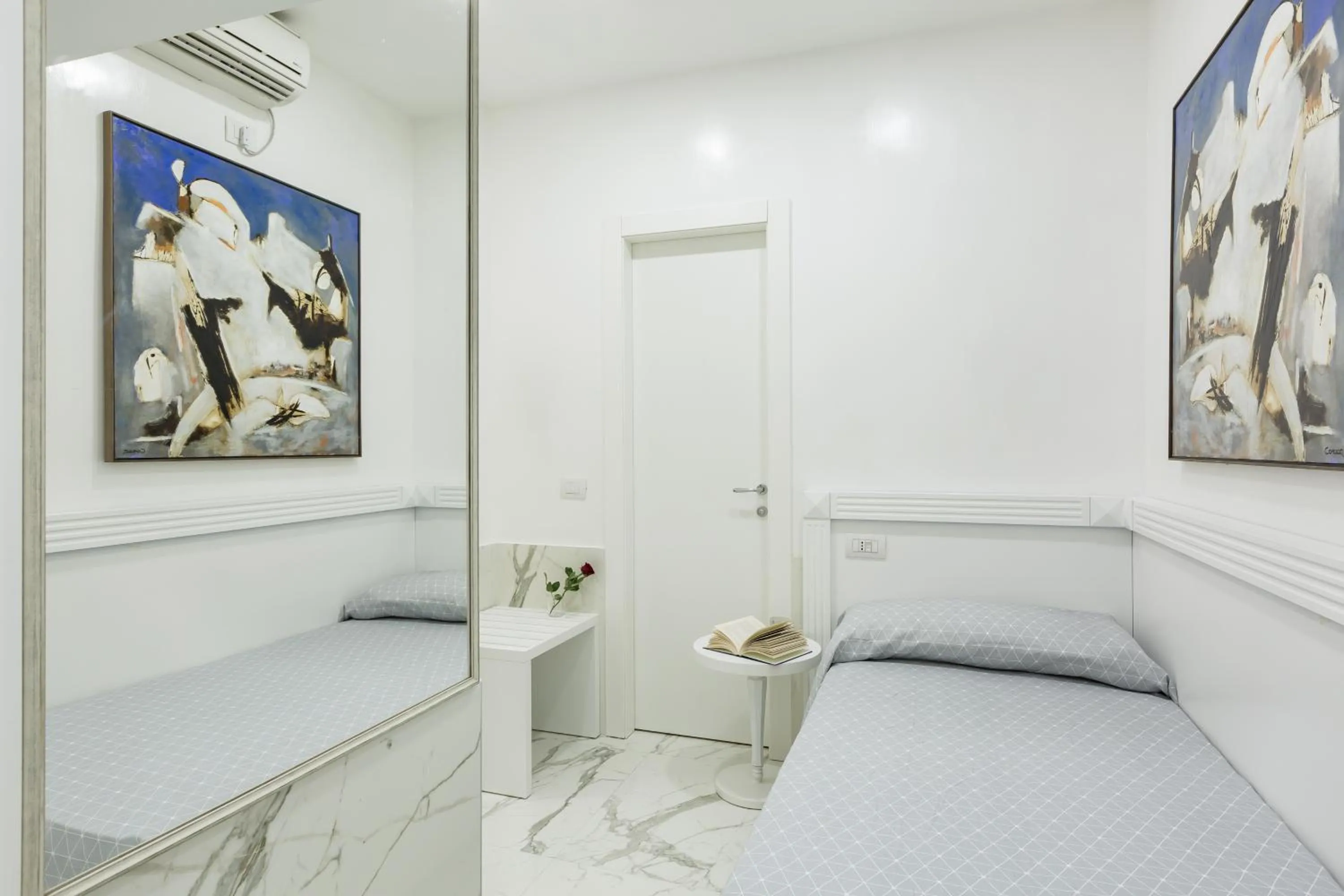 Photo of the whole room, Bed in Little Aurelius