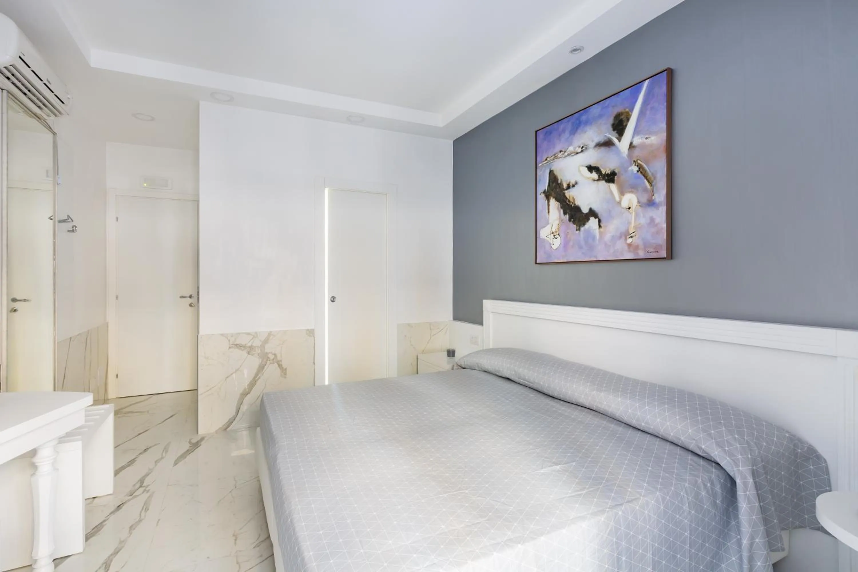 Photo of the whole room, Bed in Little Aurelius