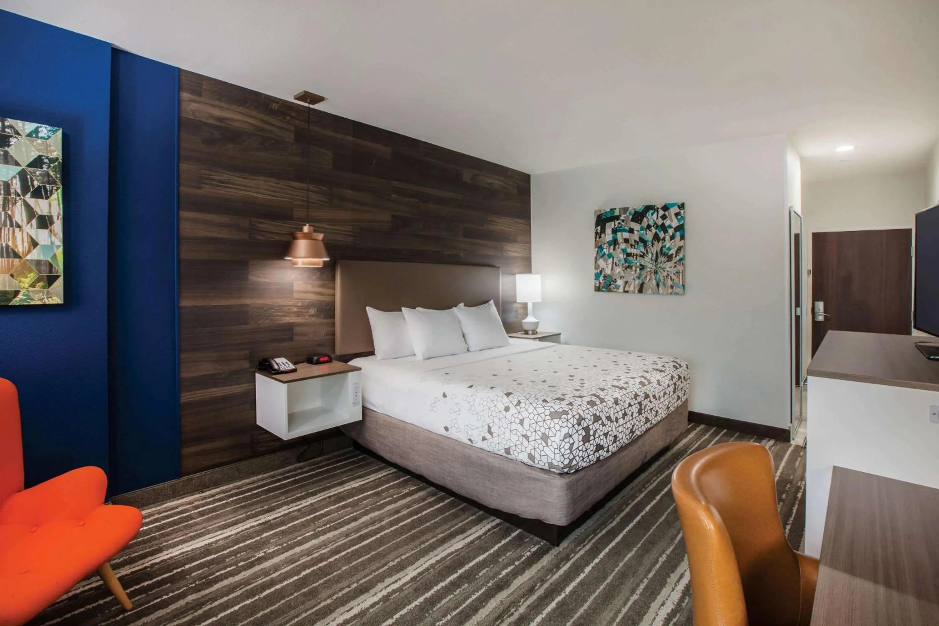 Photo of the whole room, Bed in La Quinta by Wyndham Owasso