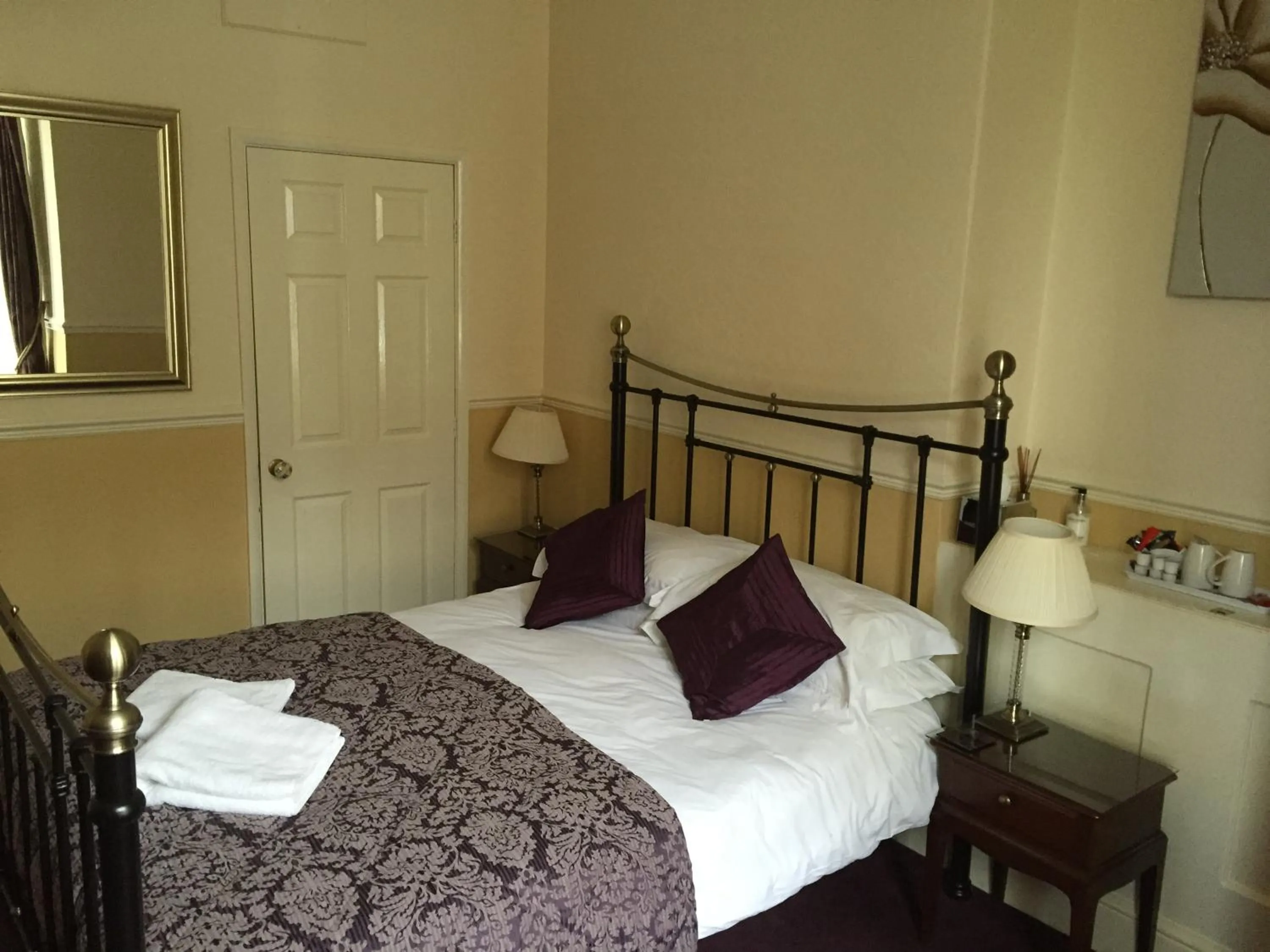 Bed in The Arches Guest House