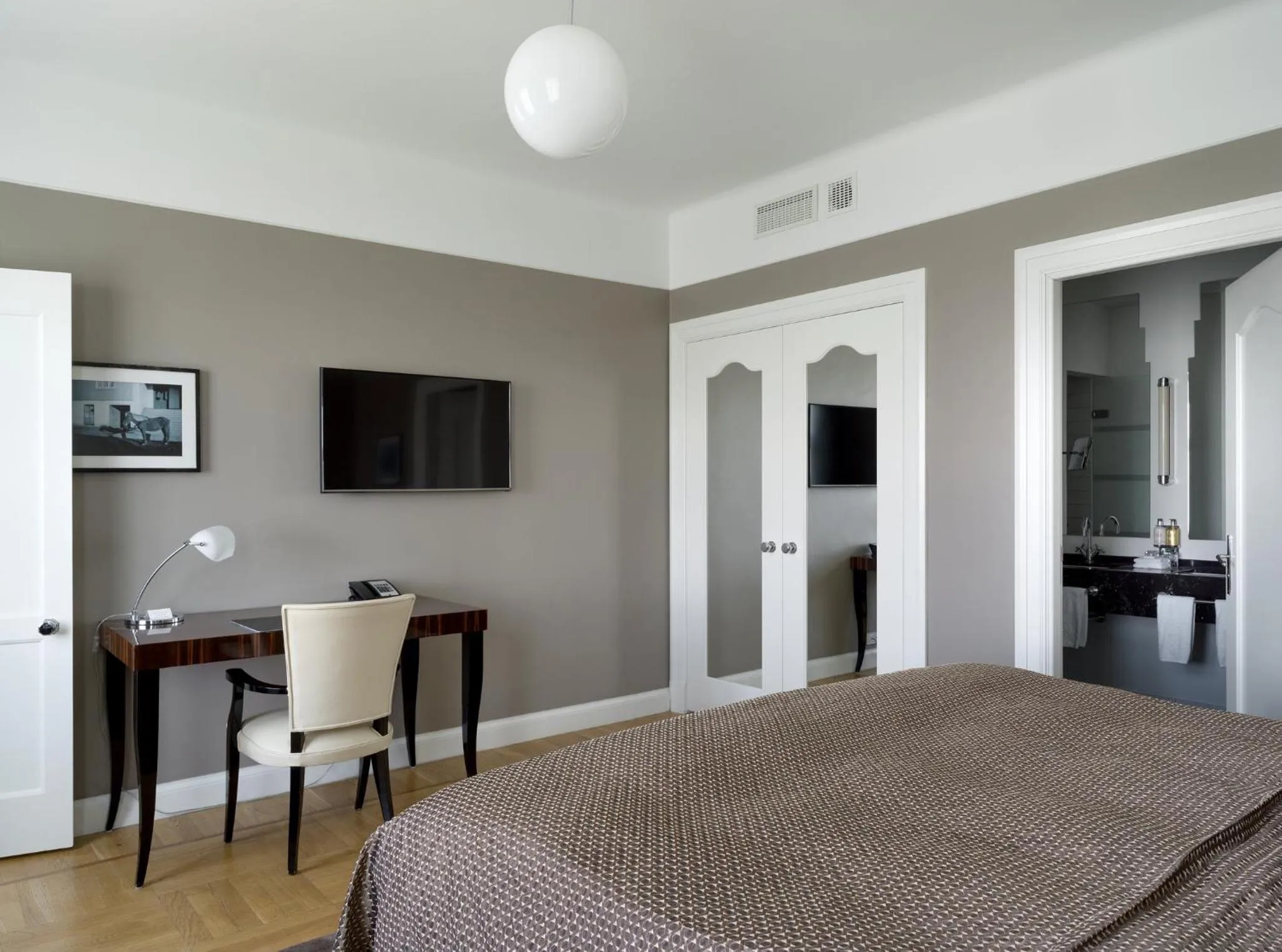 Bedroom, Bed in Hotel Borg by Keahotels