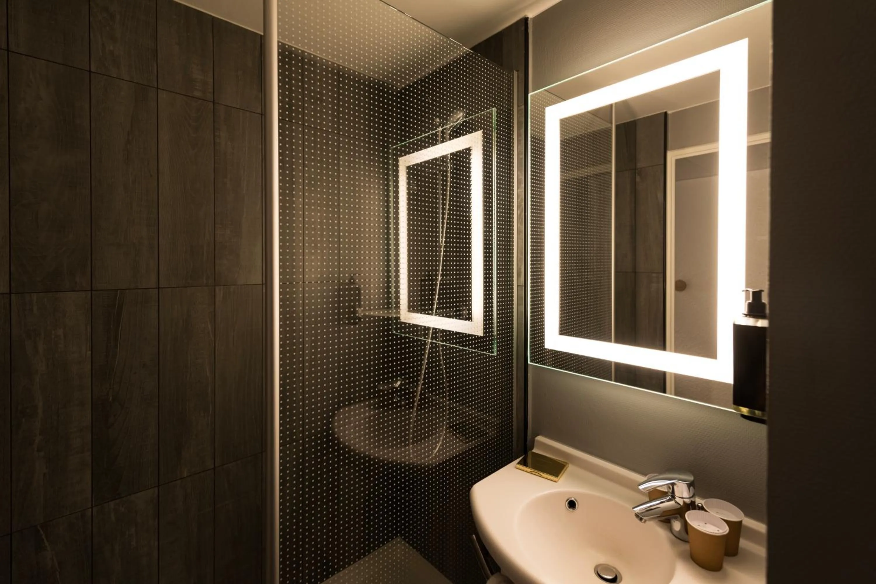 Bathroom in ibis Paris Italie Tolbiac