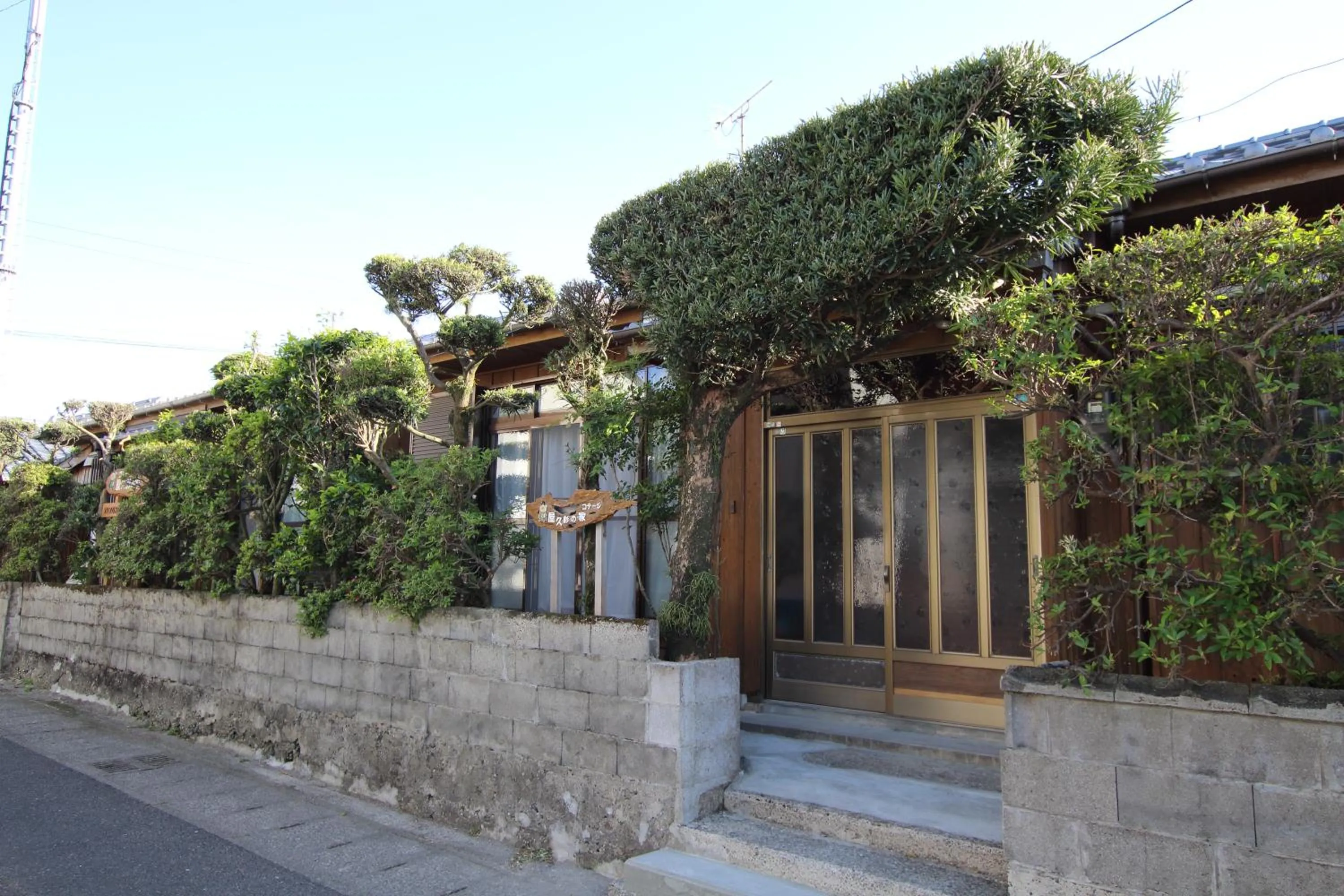 Facade/entrance in Cottage Yakusugi House