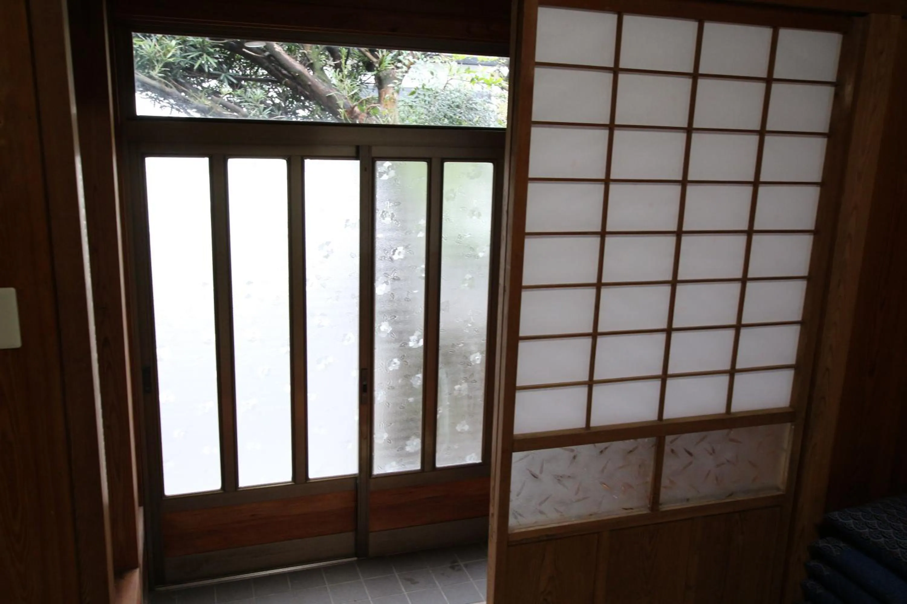 Facade/entrance in Cottage Yakusugi House