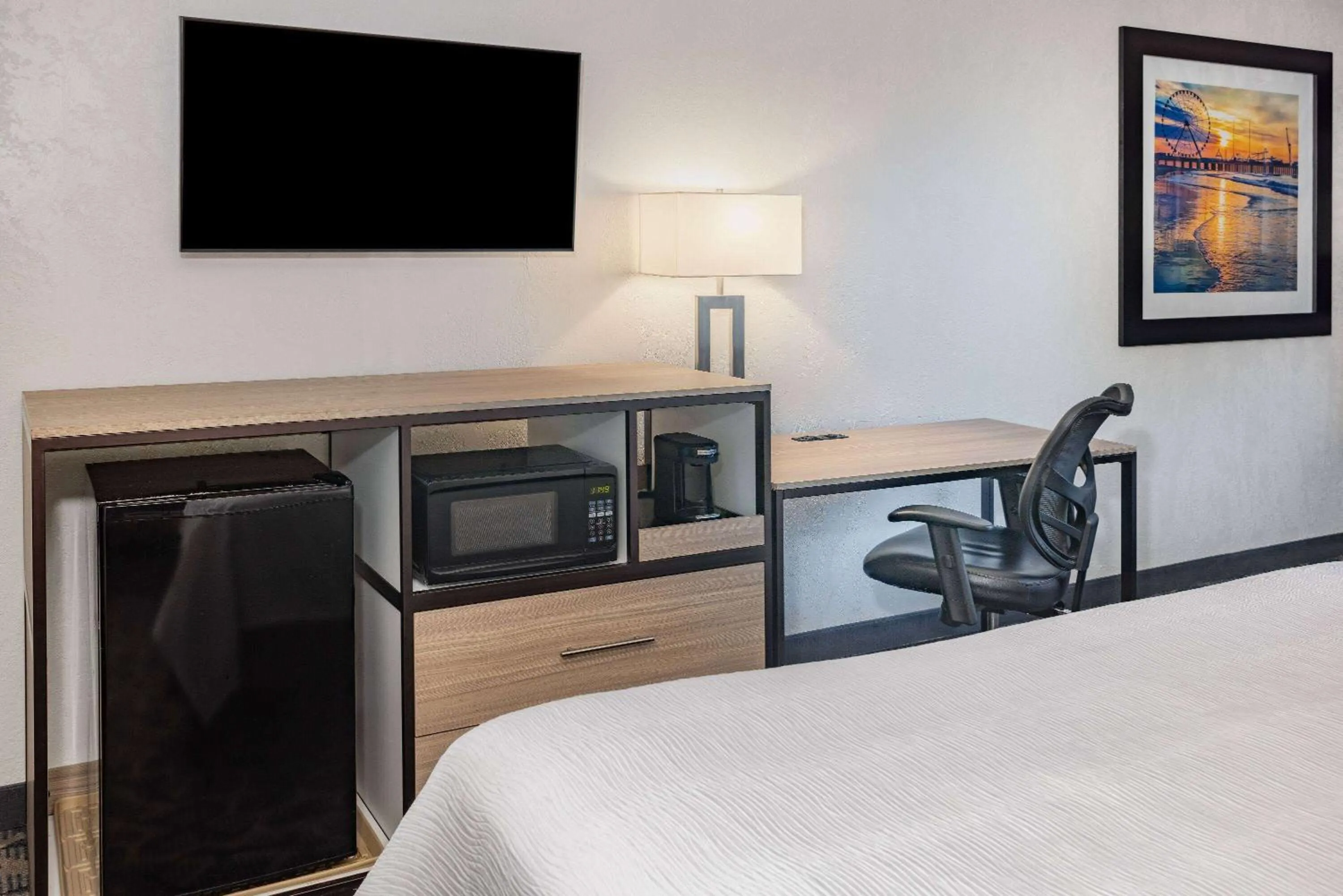 Photo of the whole room, Bed in Ramada by Wyndham West Atlantic City