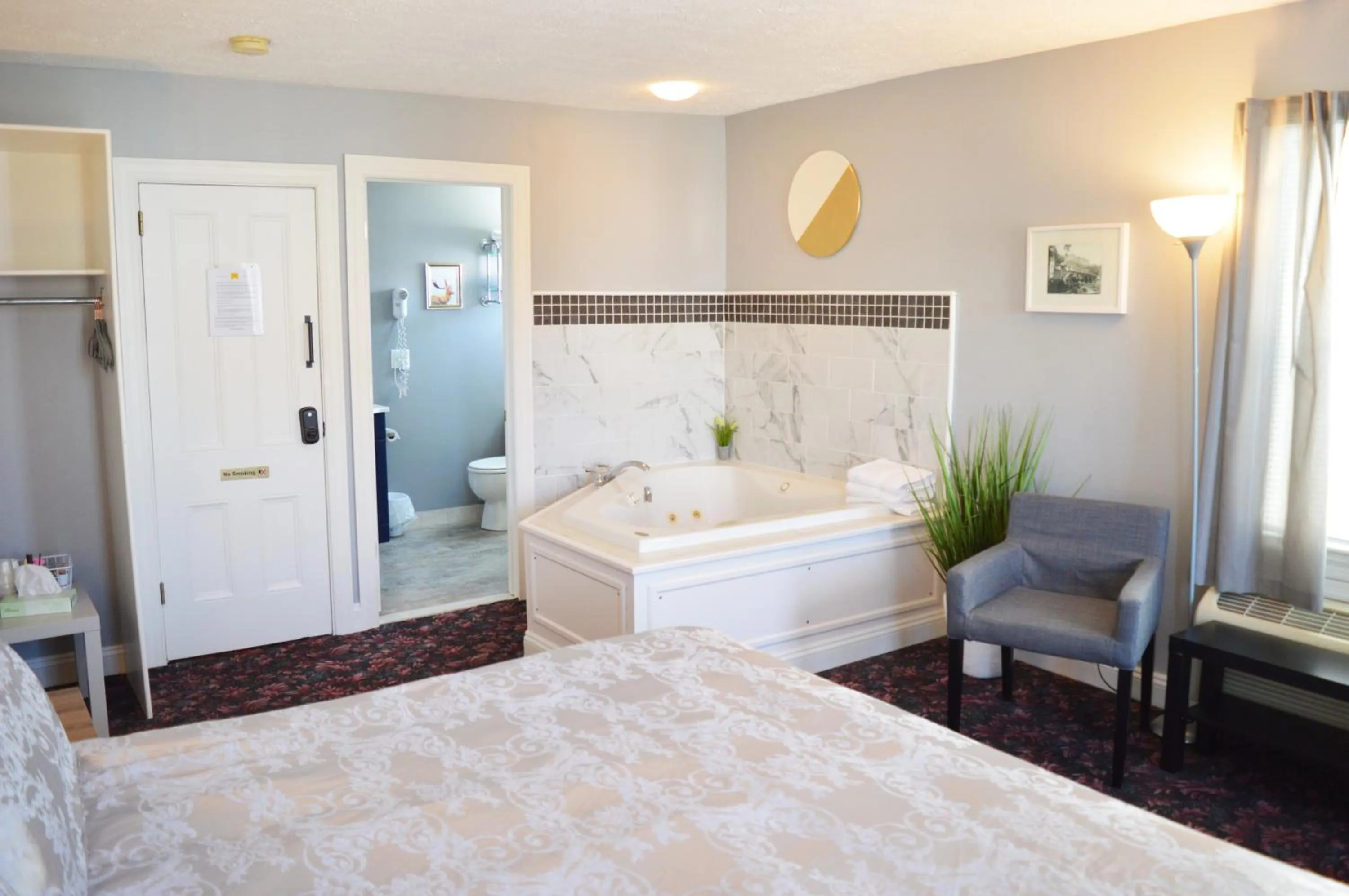 Photo of the whole room, Bed in Mountain View Suites