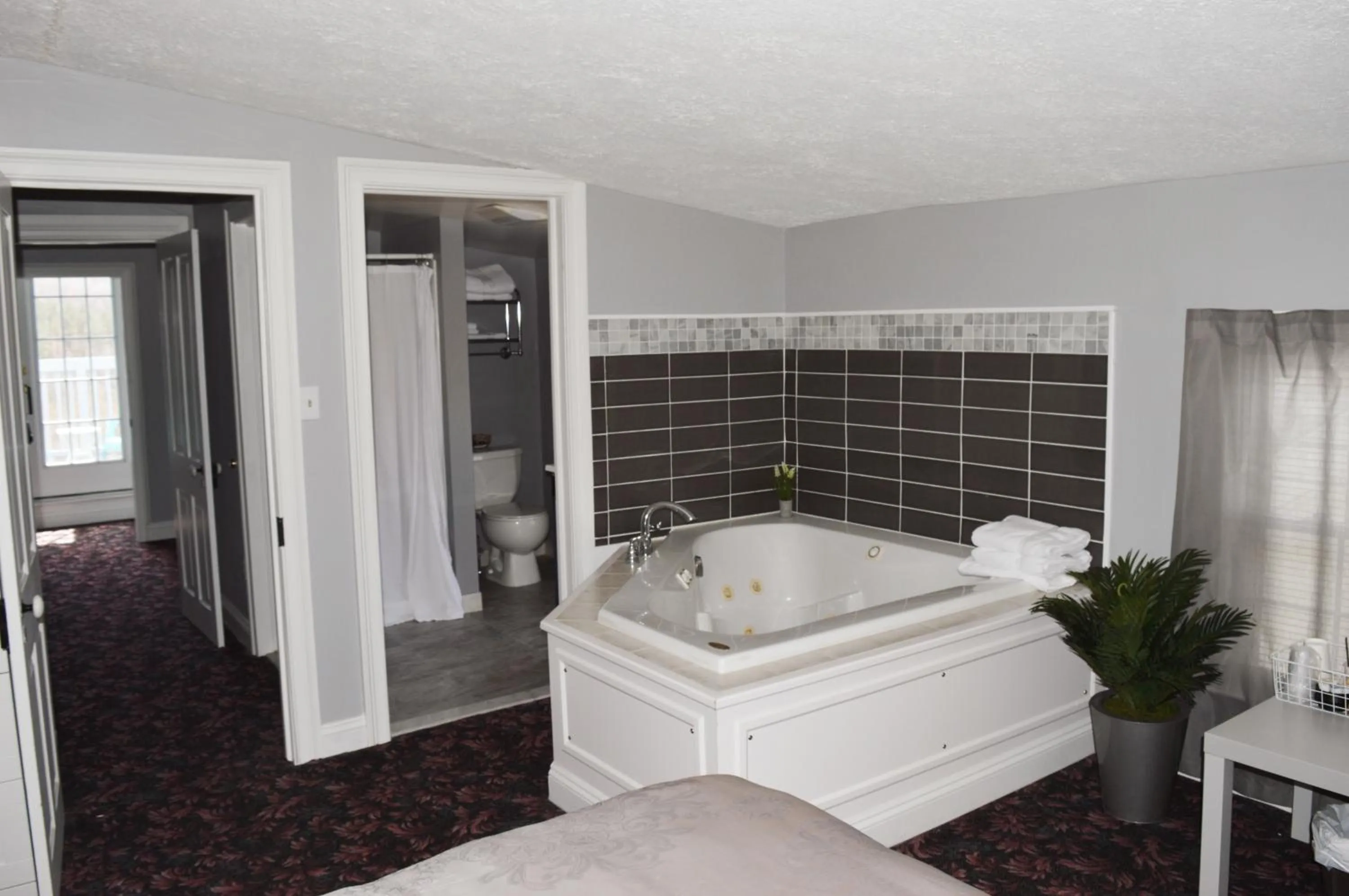 Hot Tub in Mountain View Suites