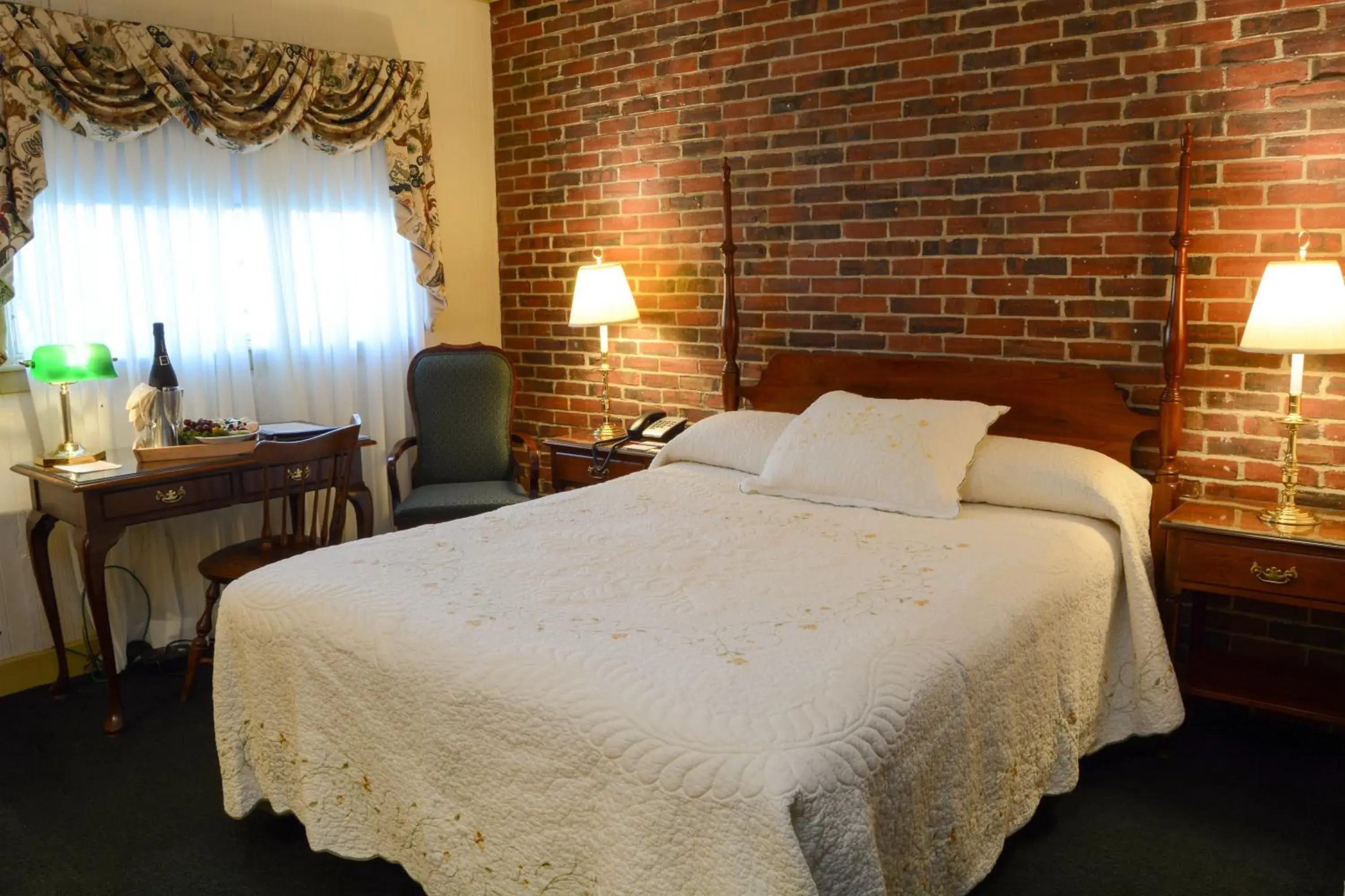 First Floor Queen Room in Lamies Inn & The Old Salt Tavern First Floor Queen Room in Lamies Inn & The Old Salt Tavern