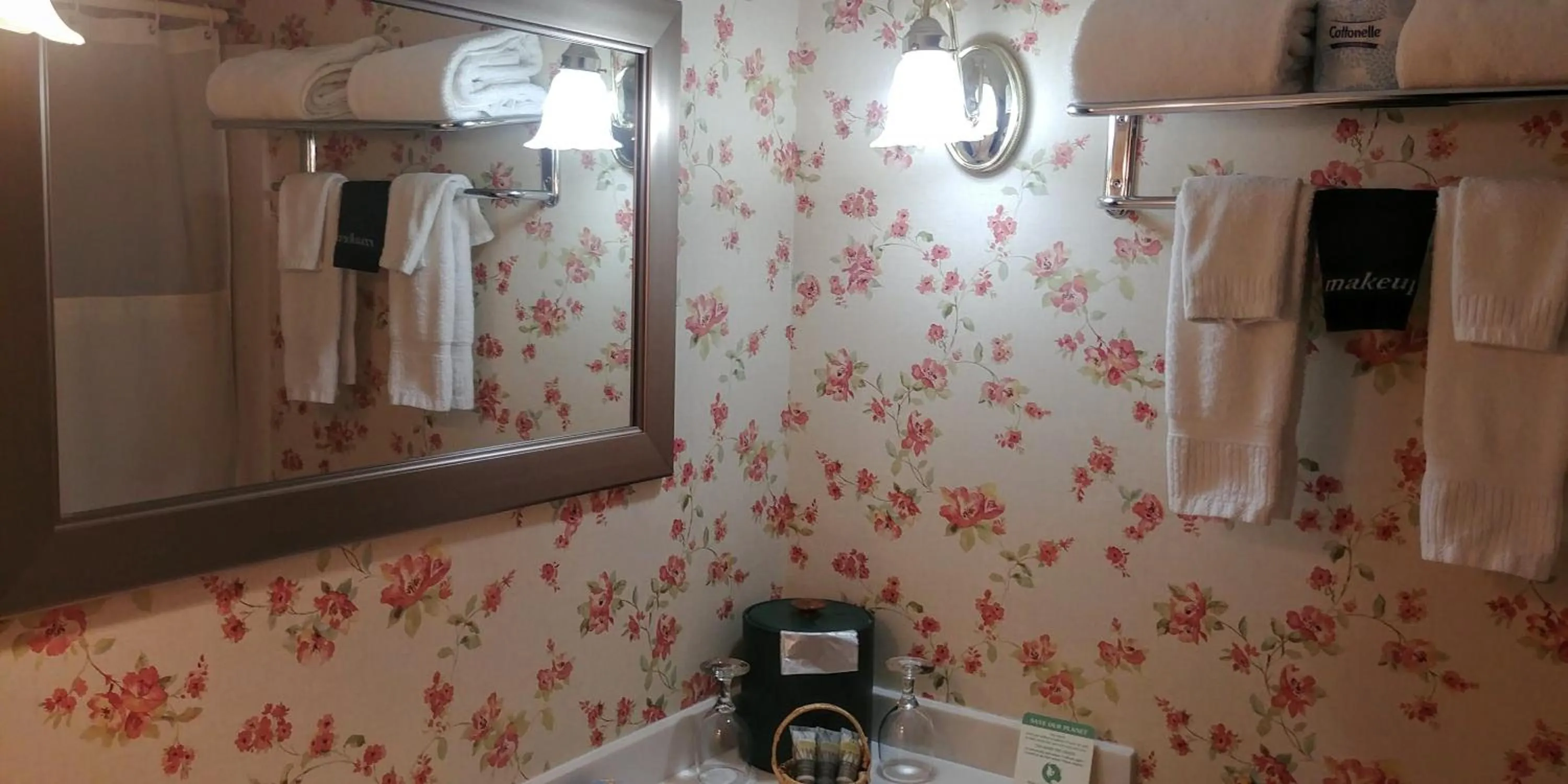 Bathroom in Lamies Inn & The Old Salt Tavern