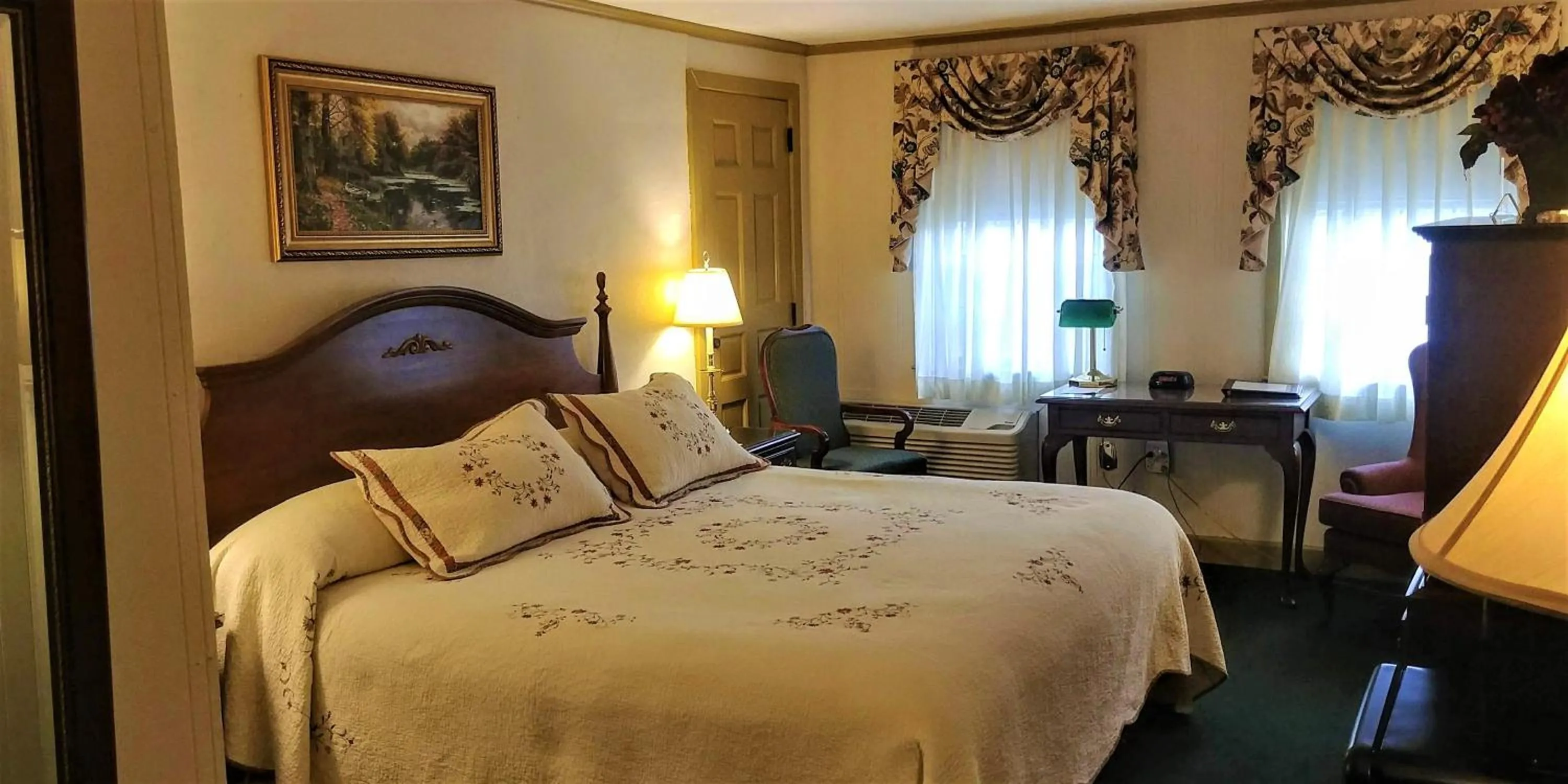 Bed in Lamies Inn & The Old Salt Tavern