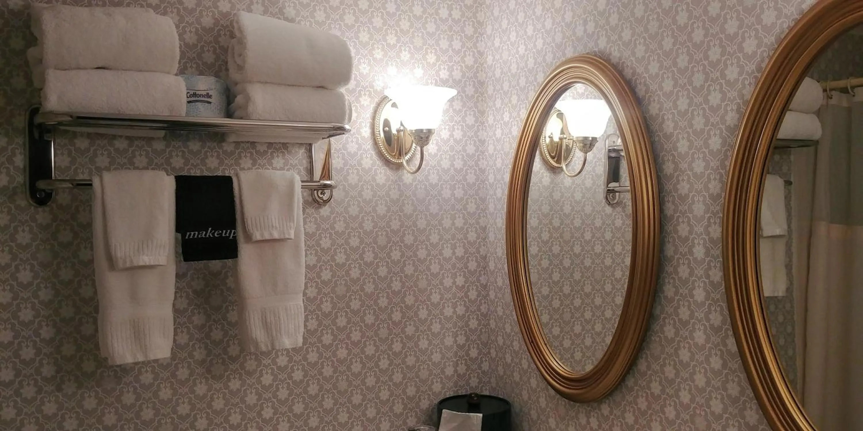 Bathroom in Lamies Inn & The Old Salt Tavern