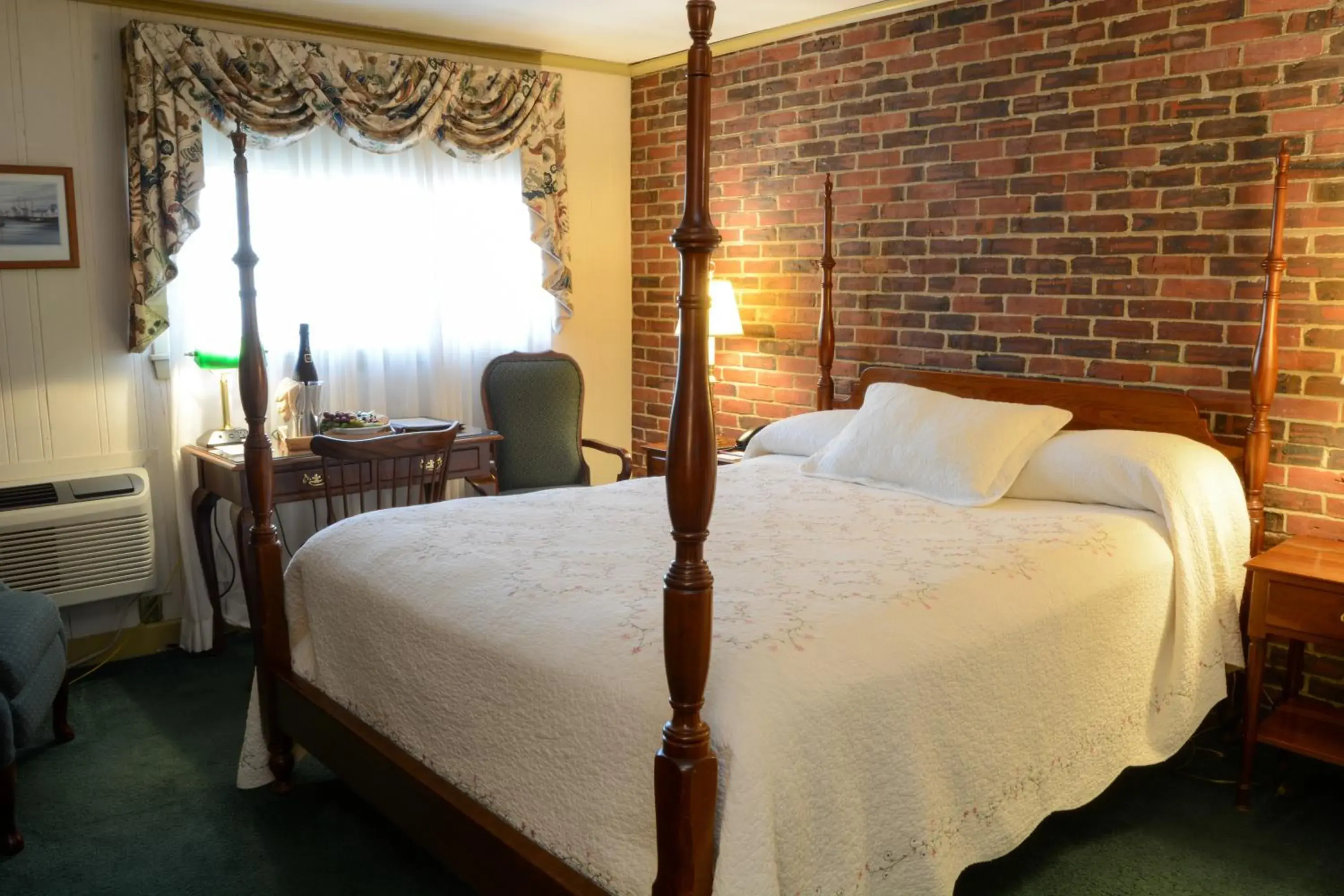 First Floor Queen Room in Lamies Inn & The Old Salt Tavern First Floor Queen Room in Lamies Inn & The Old Salt Tavern