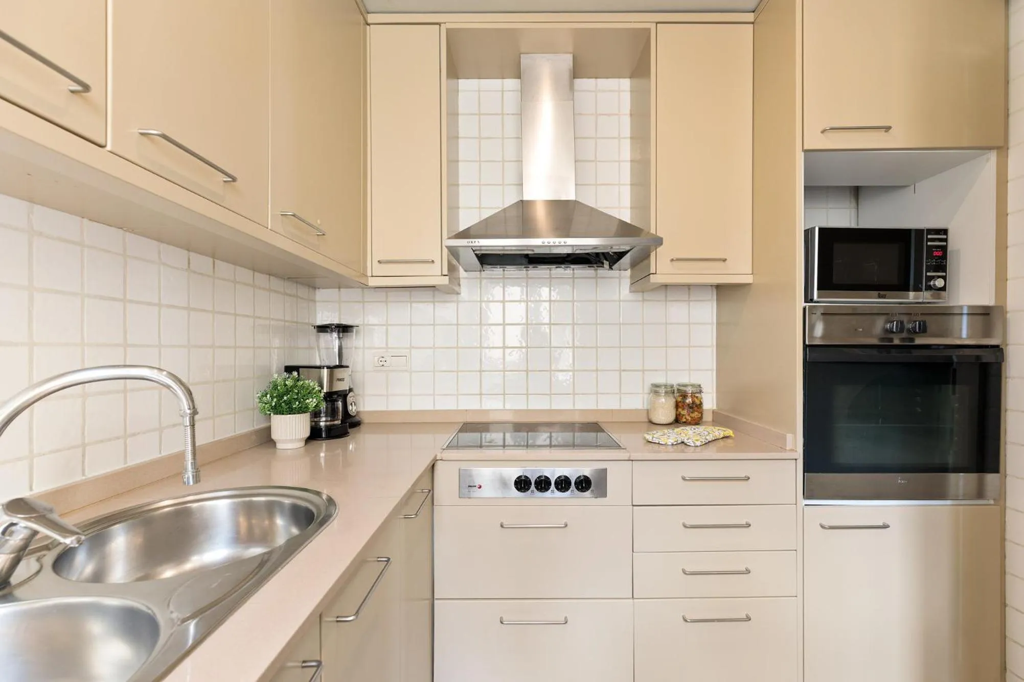 Kitchen or kitchenette in Ola Living Merce