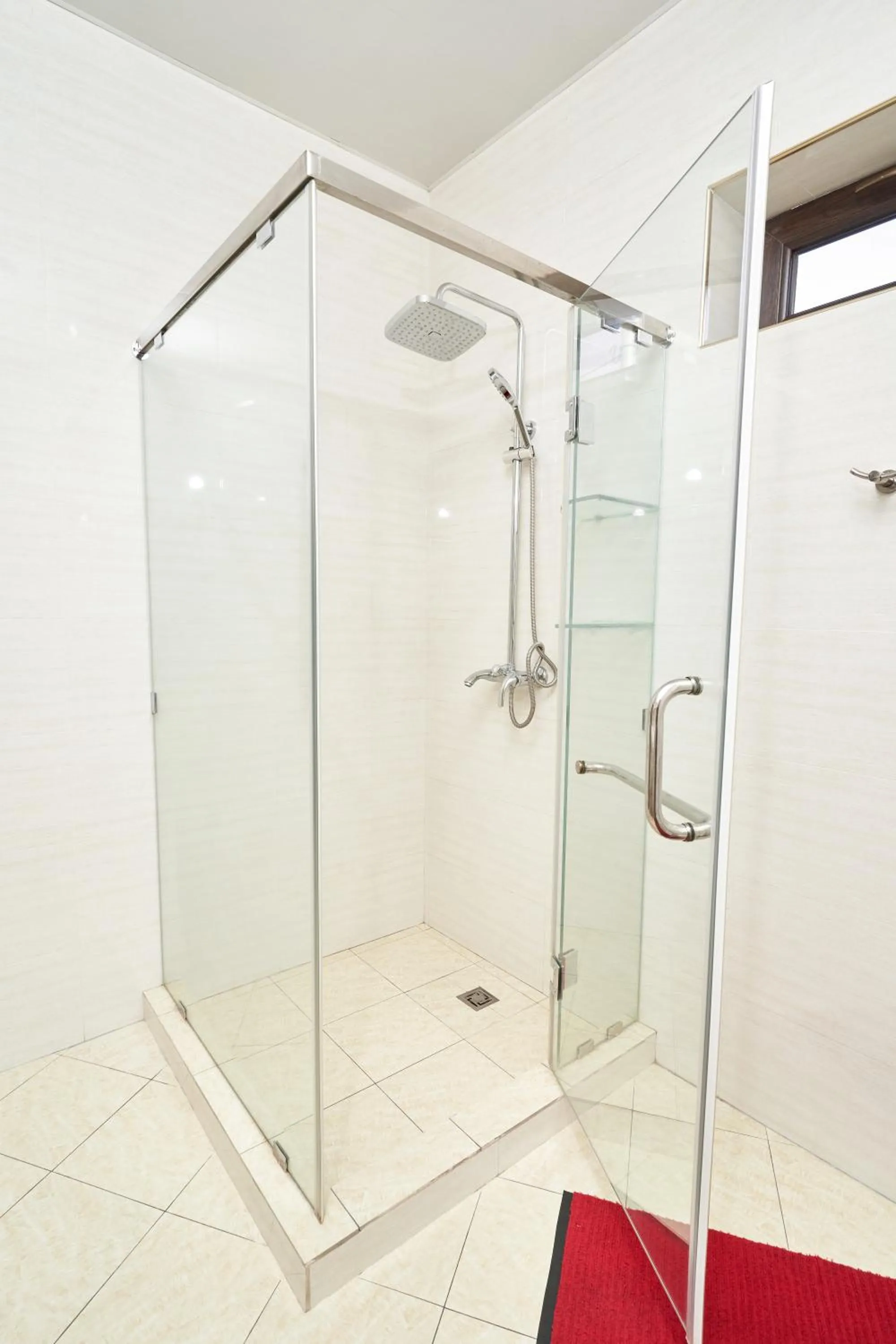 Shower in Rakat Plaza