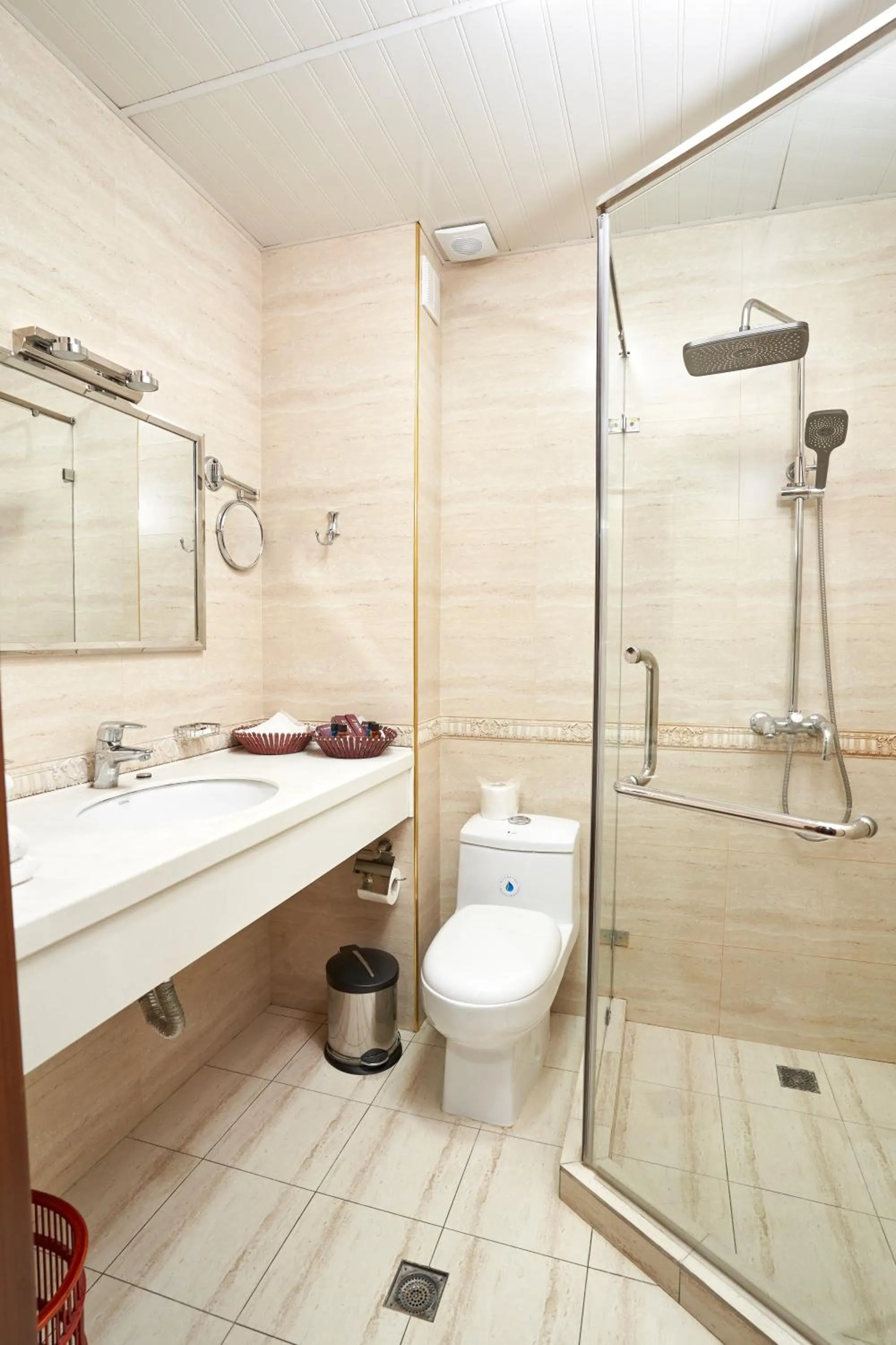 Shower in Rakat Plaza