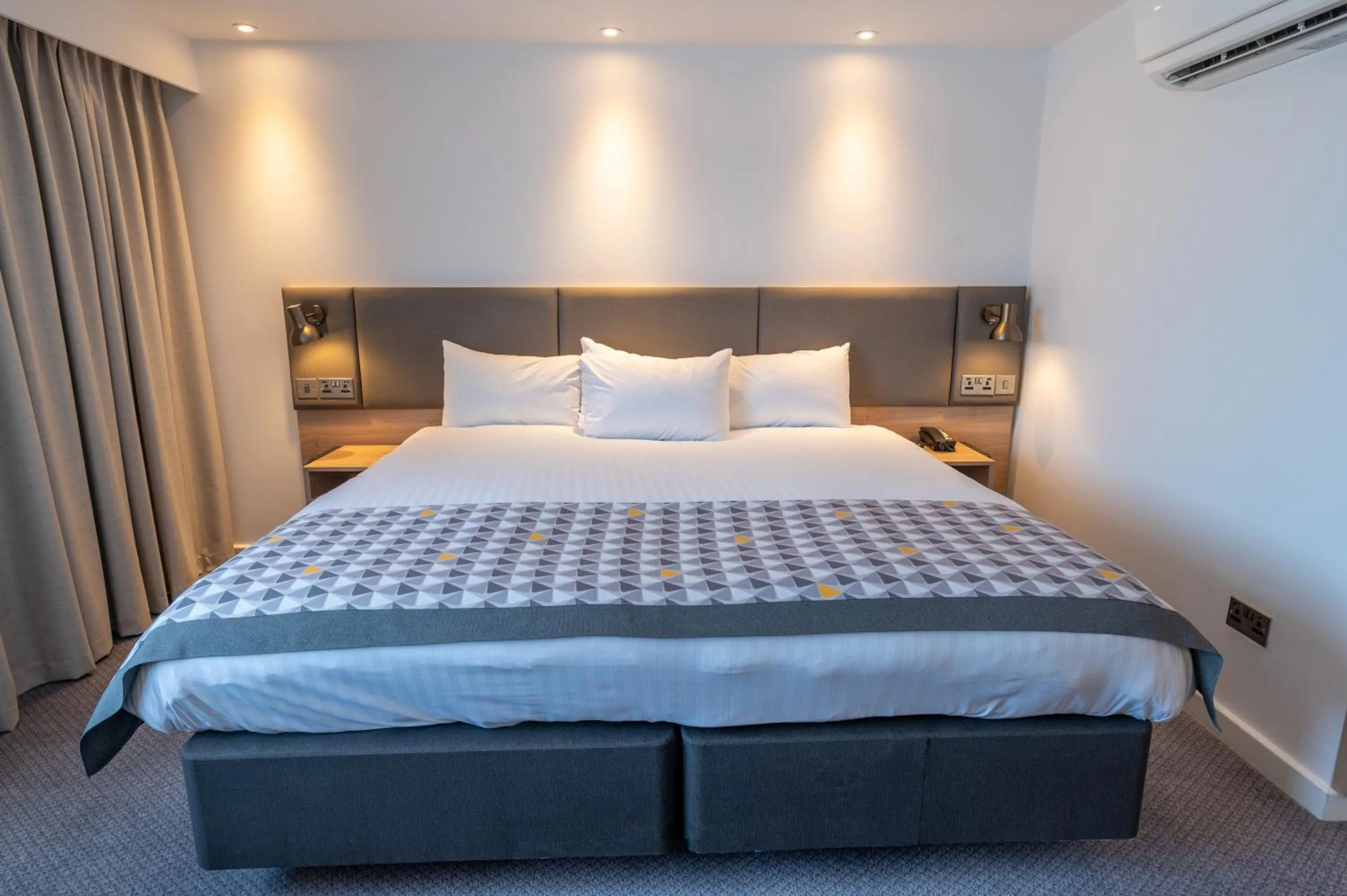 Photo of the whole room, Bed in Holiday Inn - Leicester - Wigston by IHG