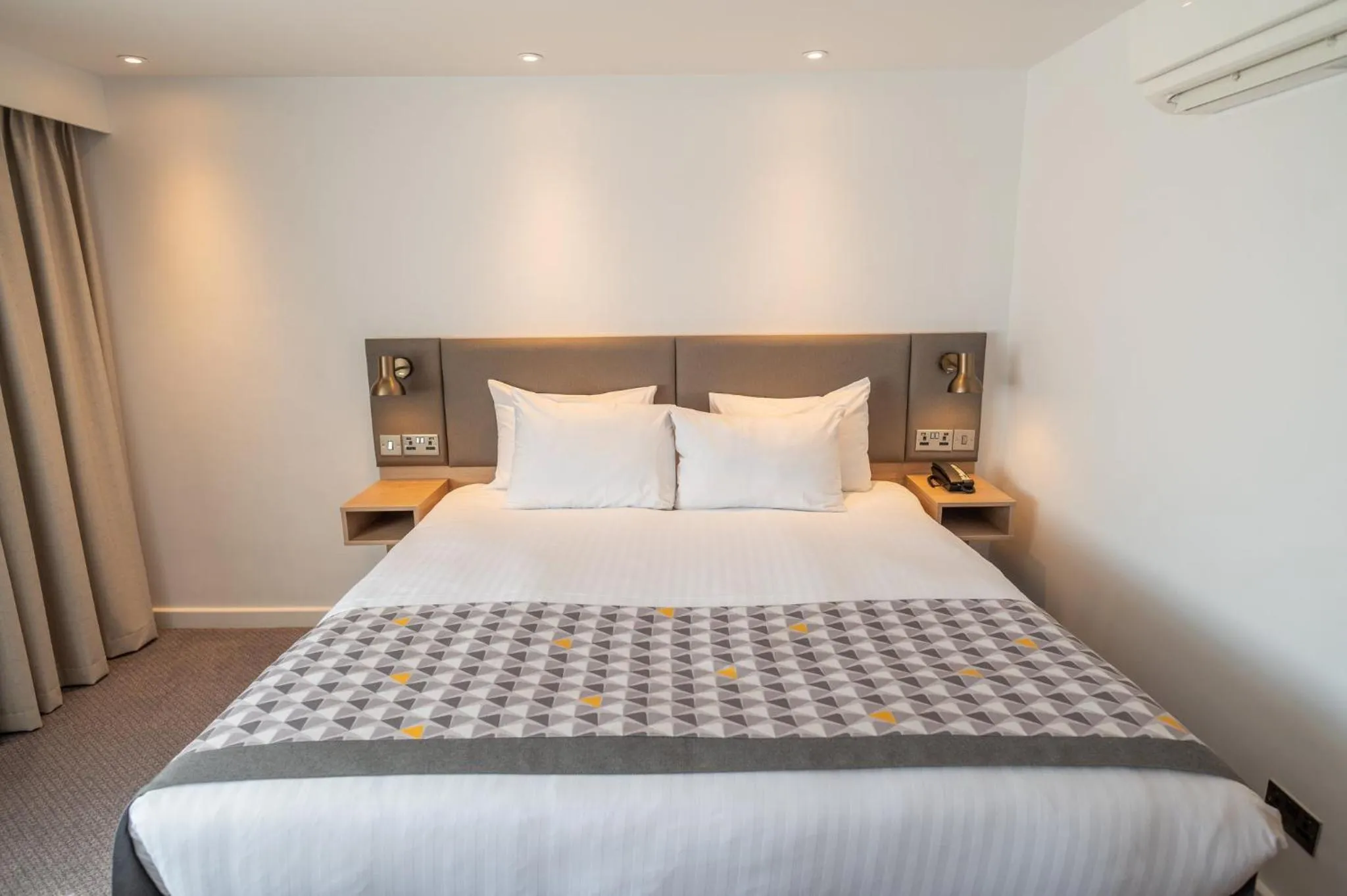 Photo of the whole room, Bed in Holiday Inn - Leicester - Wigston by IHG