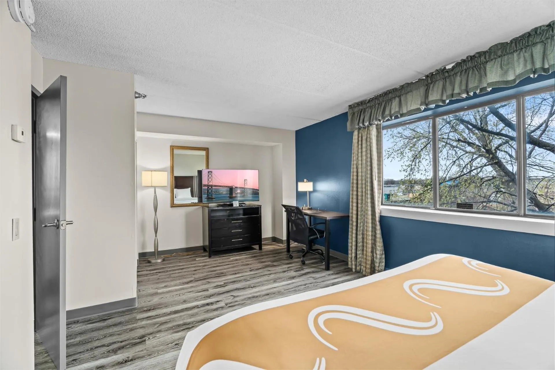 Bedroom in Quality Inn & Suites Mall of America - MSP Airport