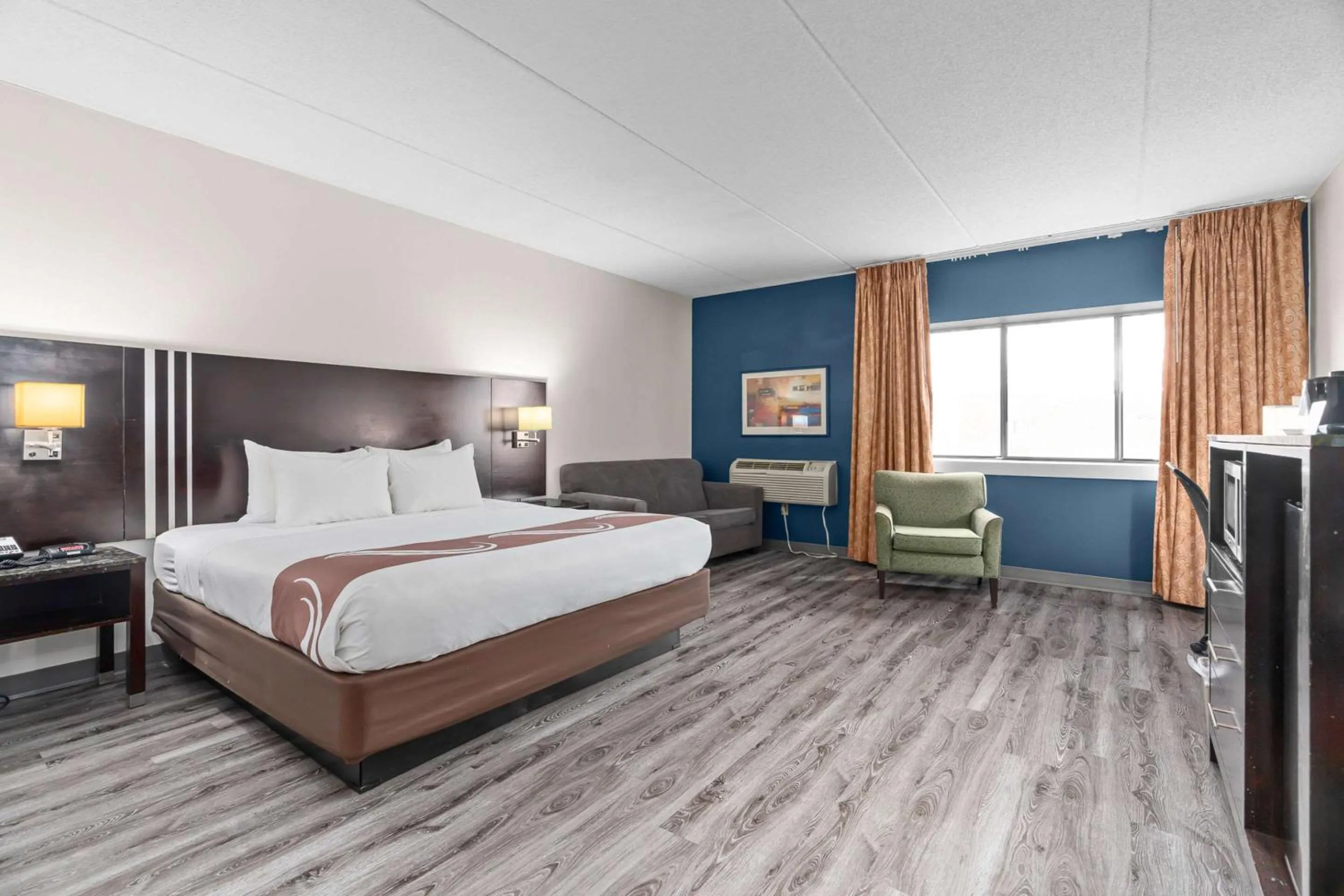 Bedroom in Quality Inn & Suites Mall of America - MSP Airport