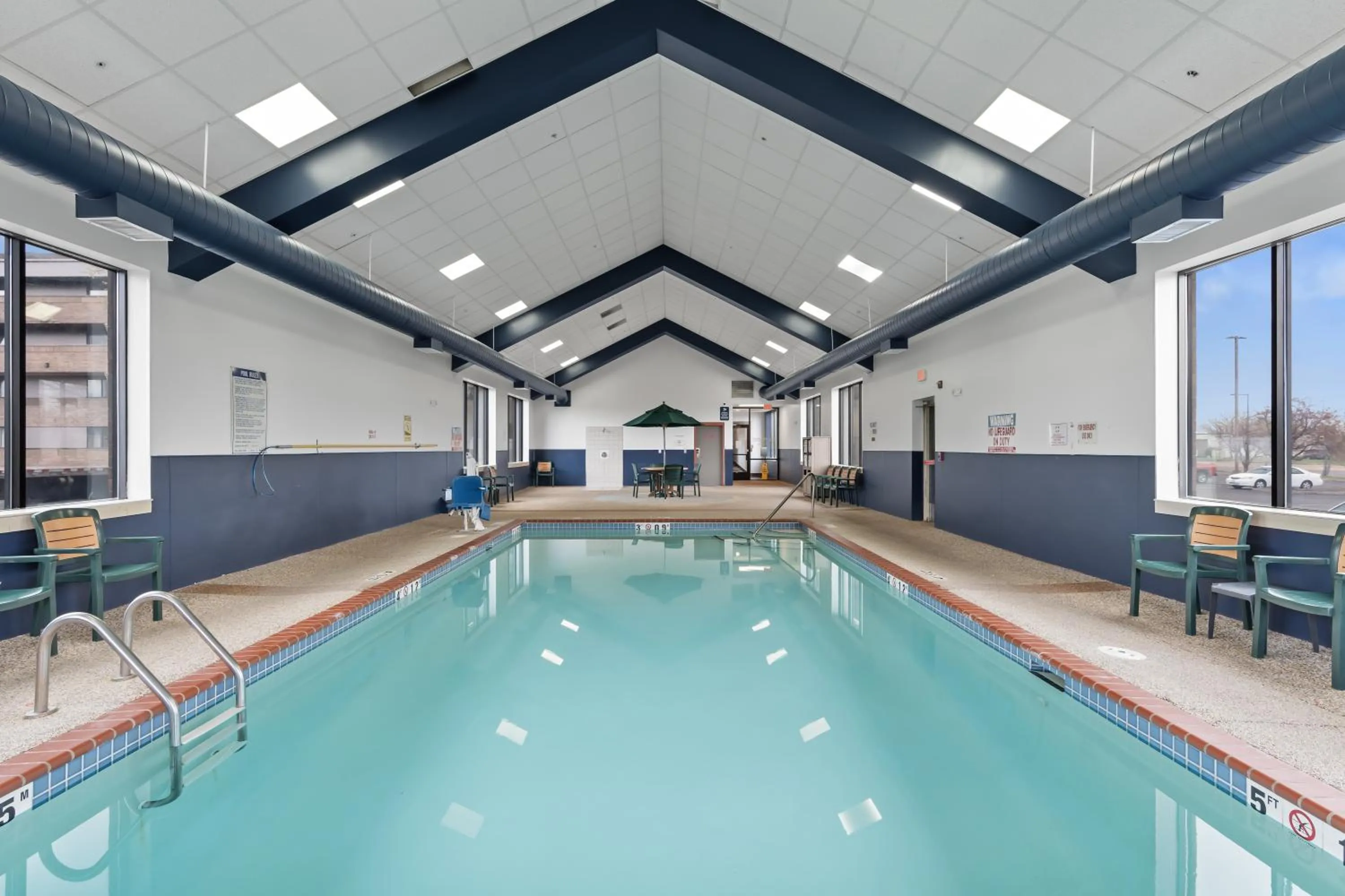 Swimming pool in Quality Inn & Suites Mall of America - MSP Airport