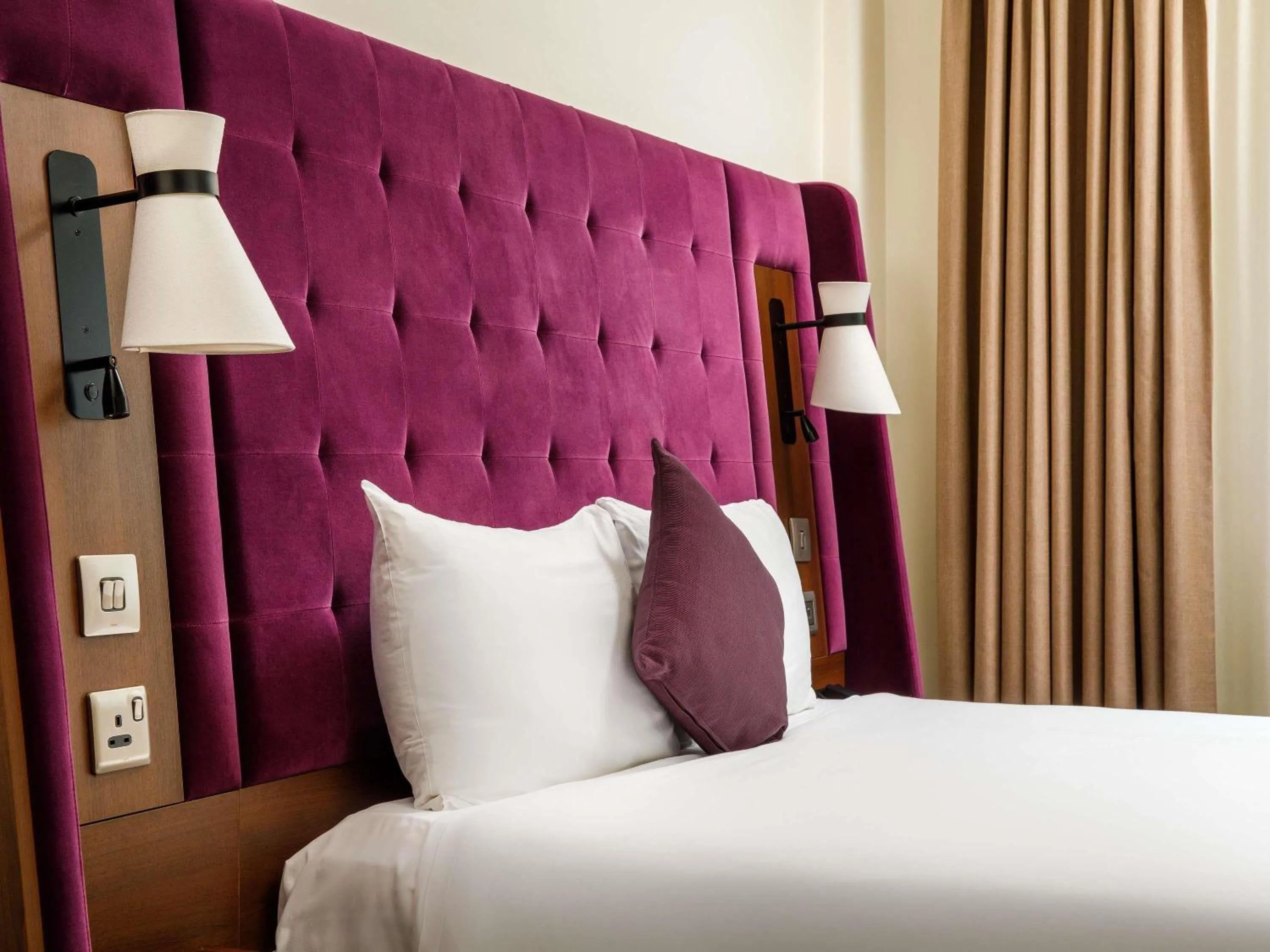 Bedroom, Bed in Mercure London Bridge