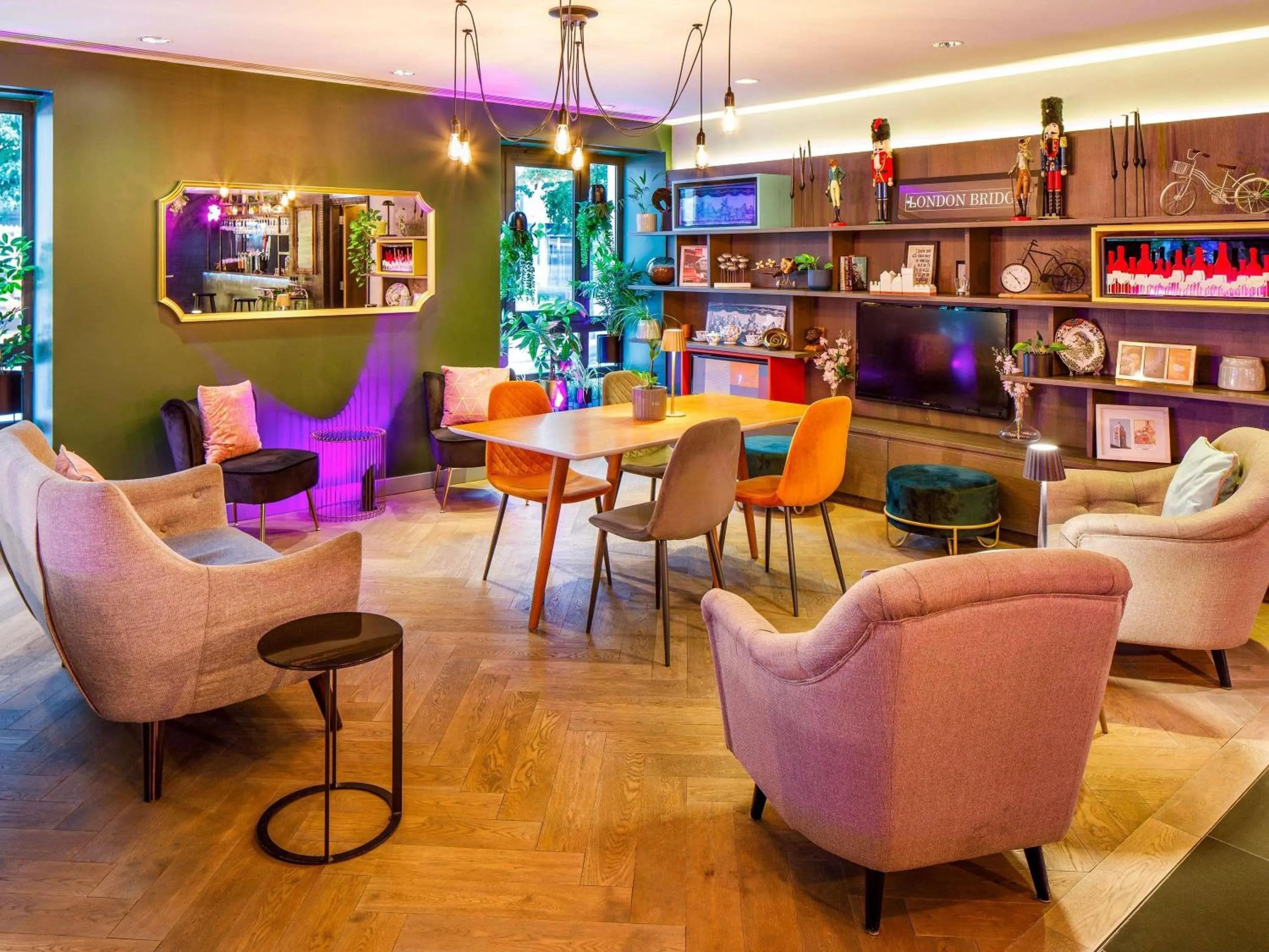 Lounge or bar in Mercure London Bridge