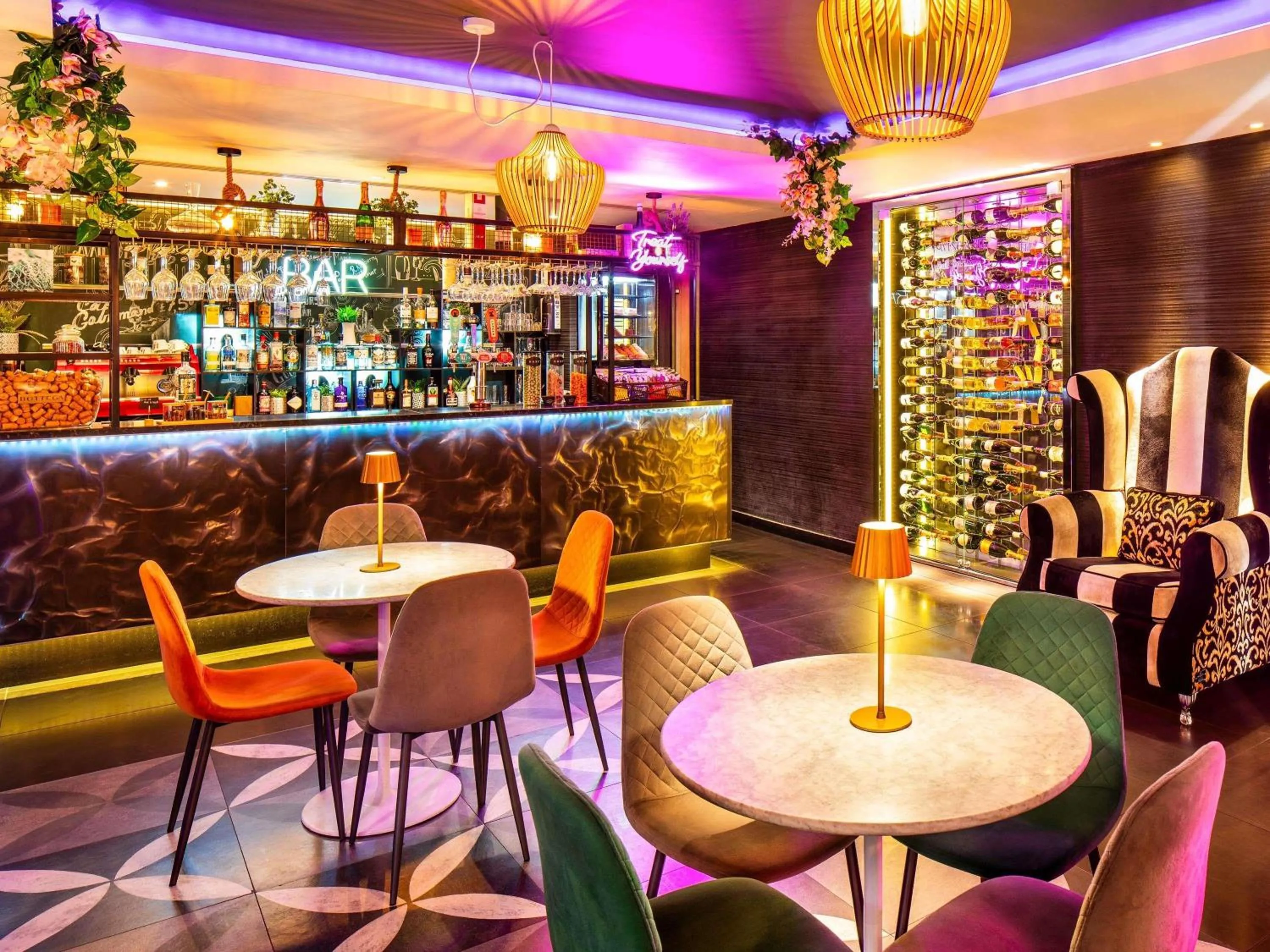 Lounge or bar in Mercure London Bridge