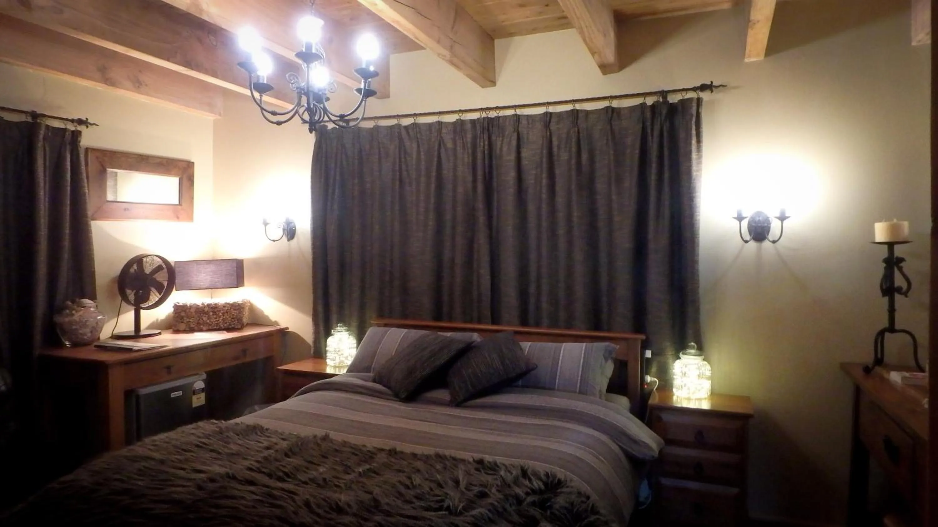 Bedroom, Bed in Tree House Lodge Bed & Breakfast