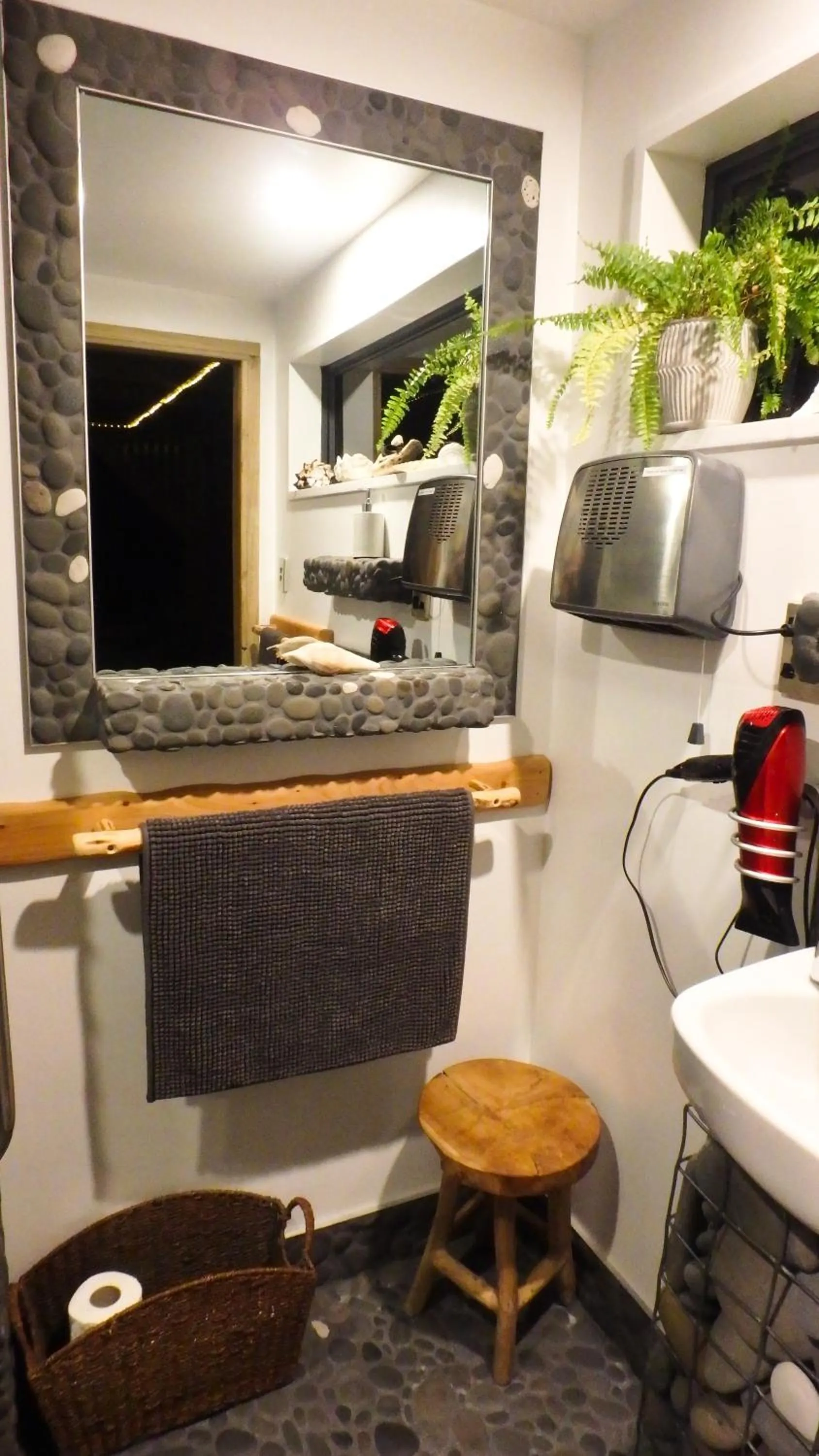 Shower in Tree House Lodge Bed & Breakfast