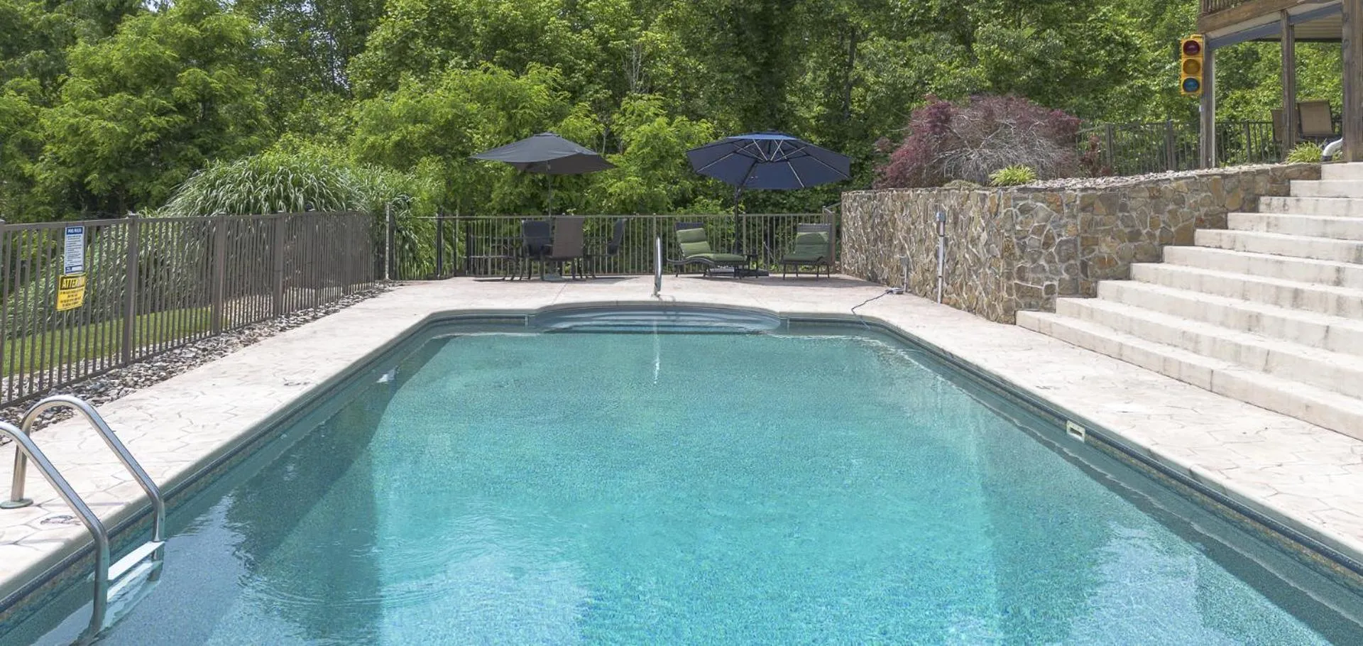 Pool view in Shirley's Bed And Breakfast