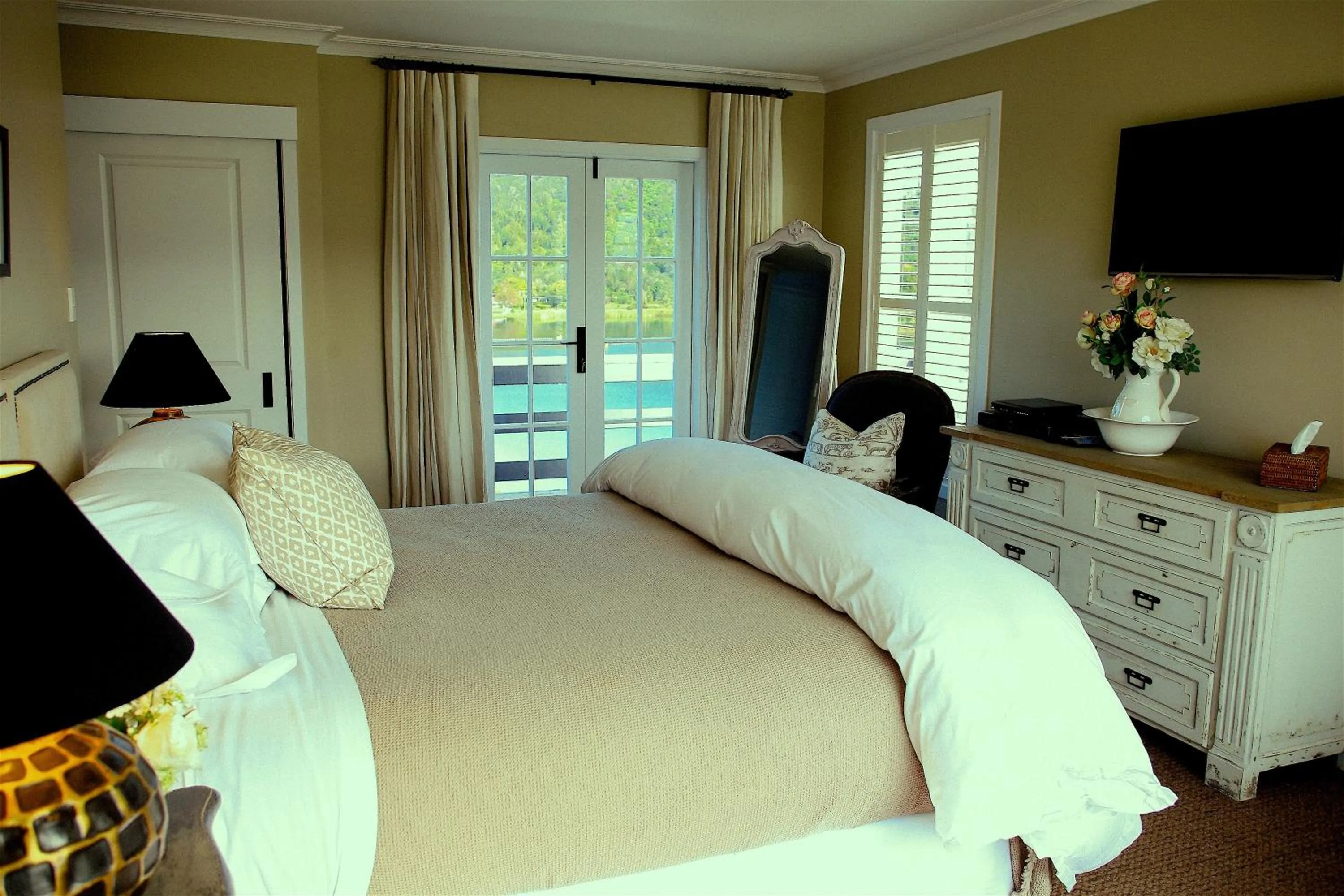 Bed in Ngamihi Lodge