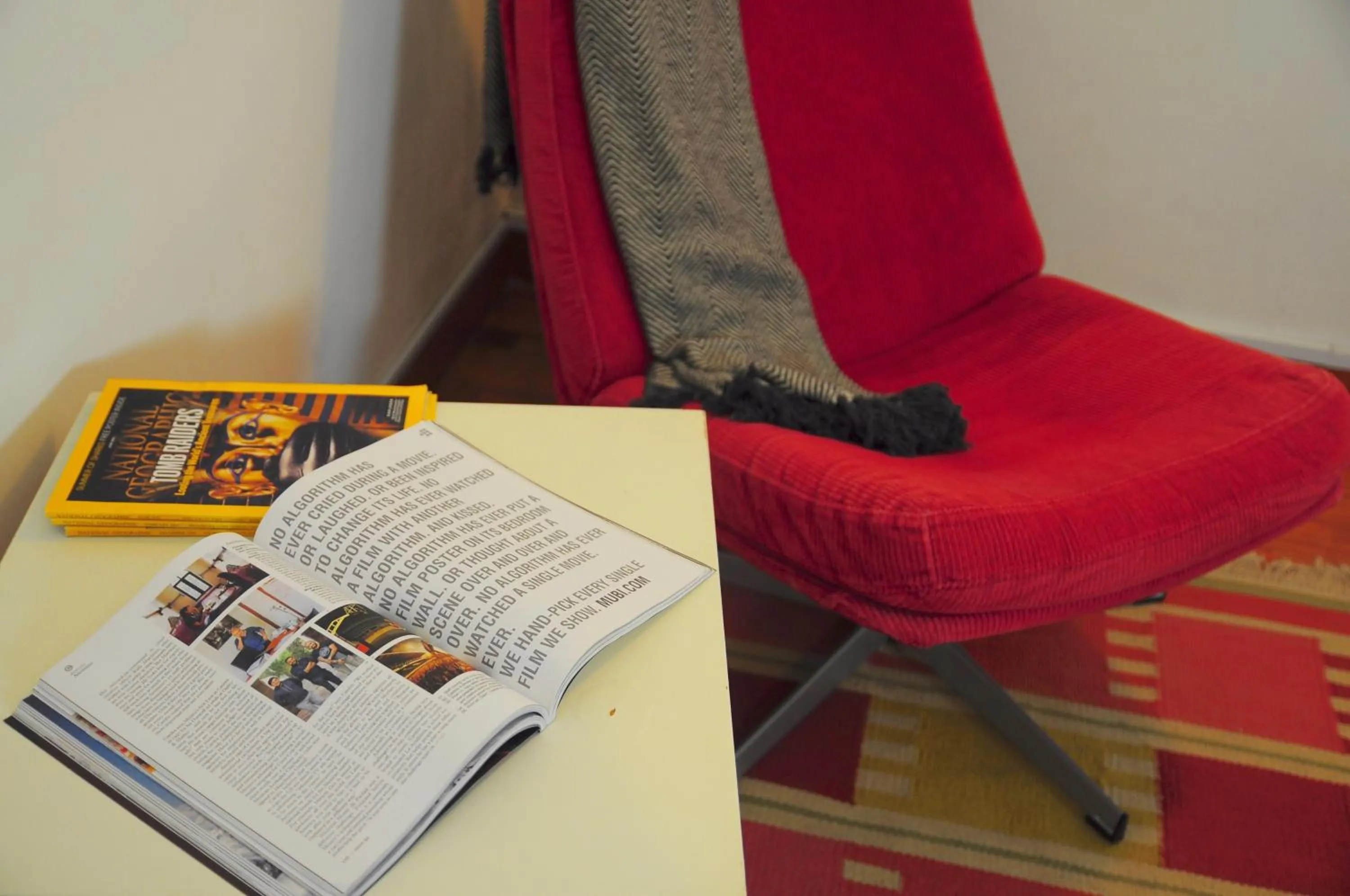 Communal lounge/ TV room in GRAYHAUS Guest House