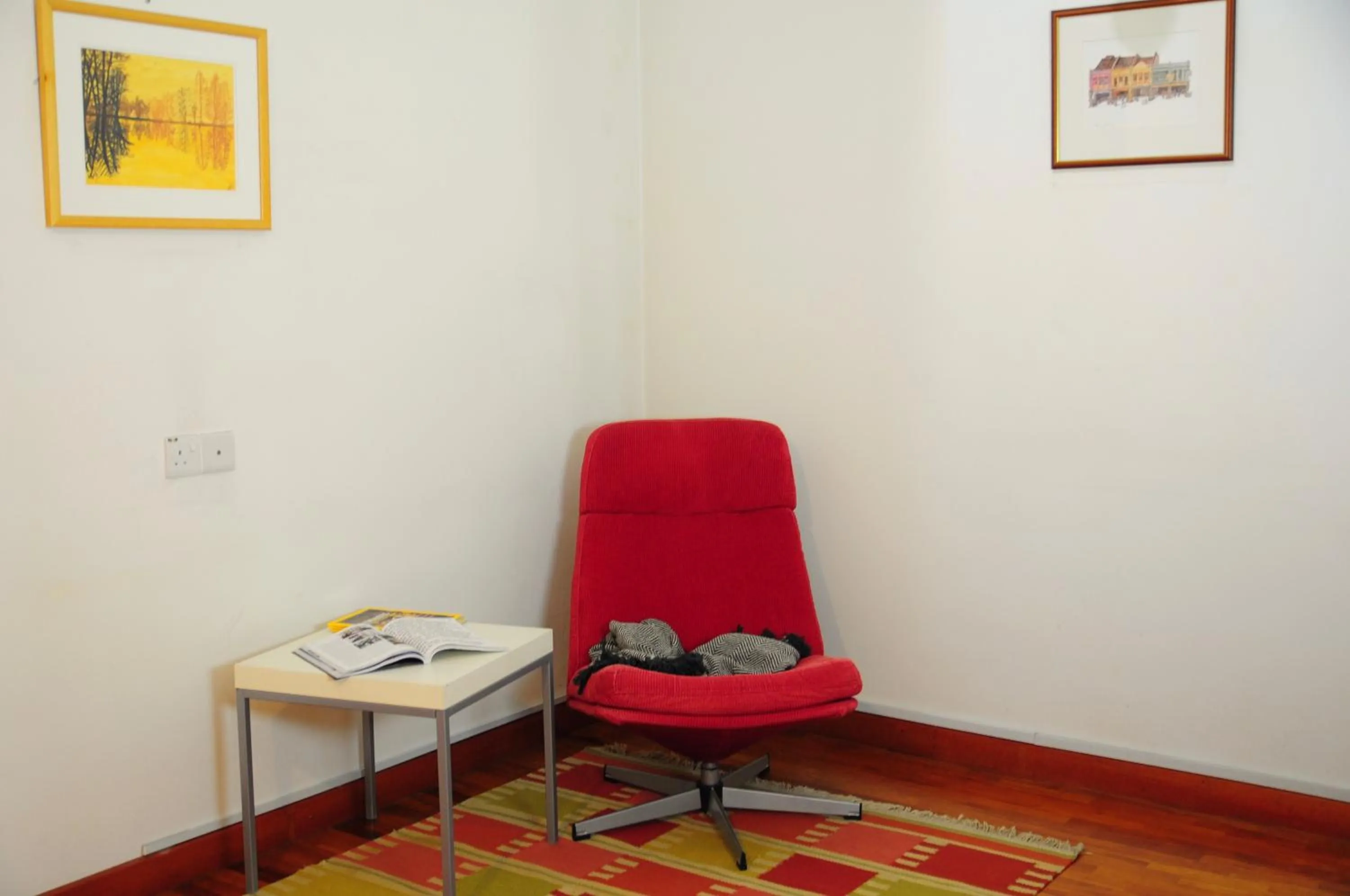 Communal lounge/ TV room in GRAYHAUS Guest House