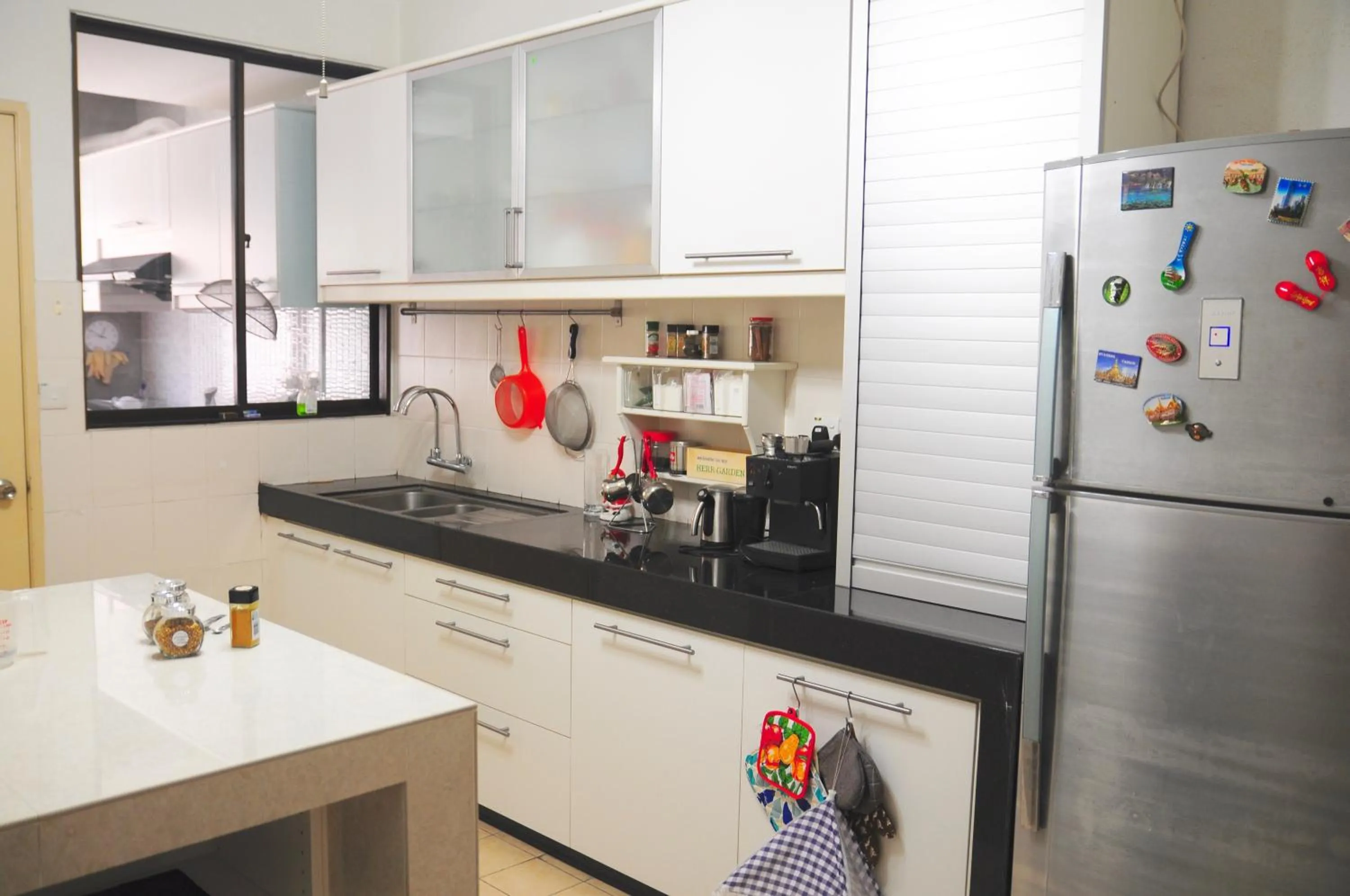 Communal kitchen in GRAYHAUS Guest House