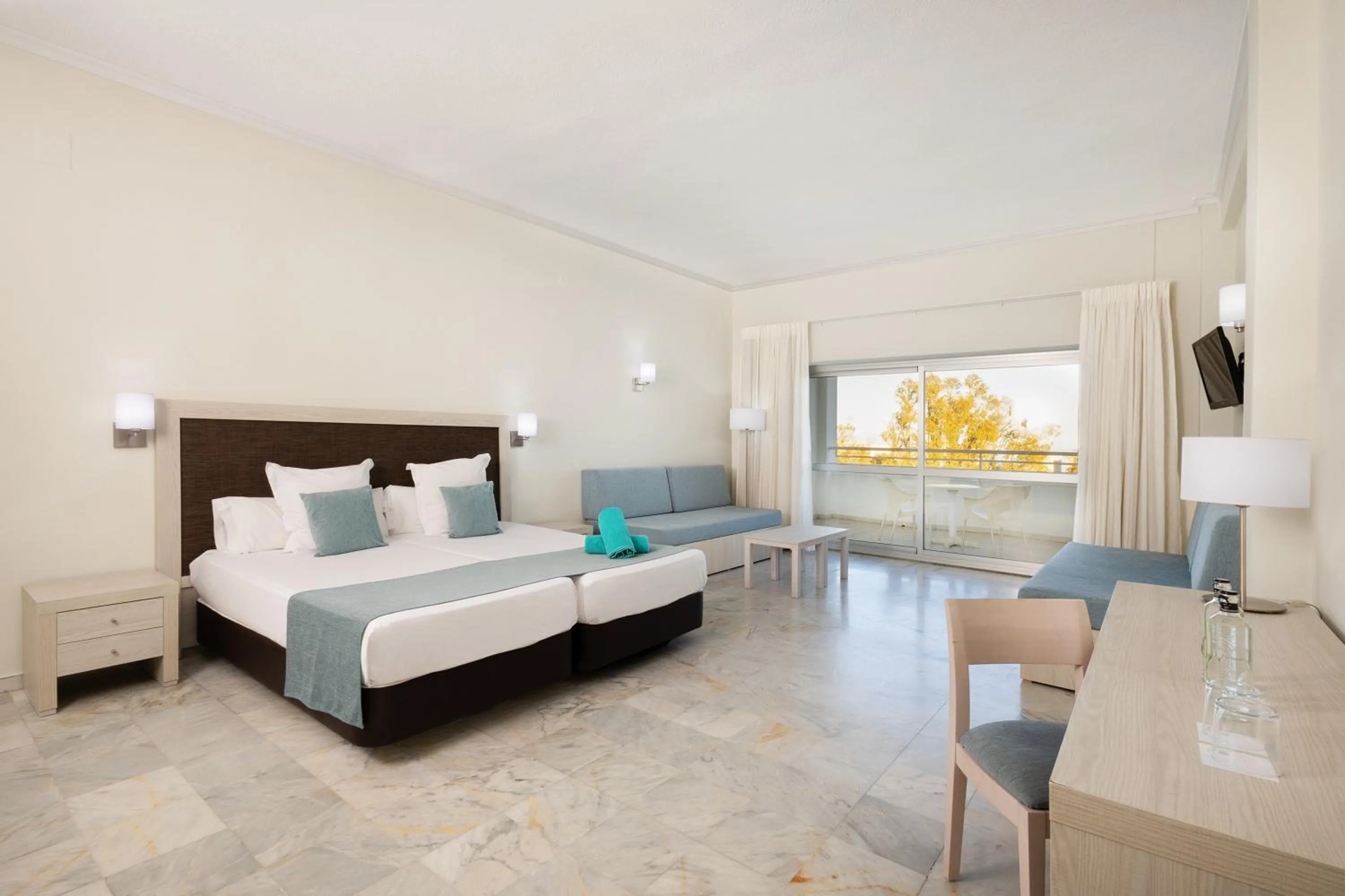 Photo of the whole room, Bed in AluaSun Costa Park