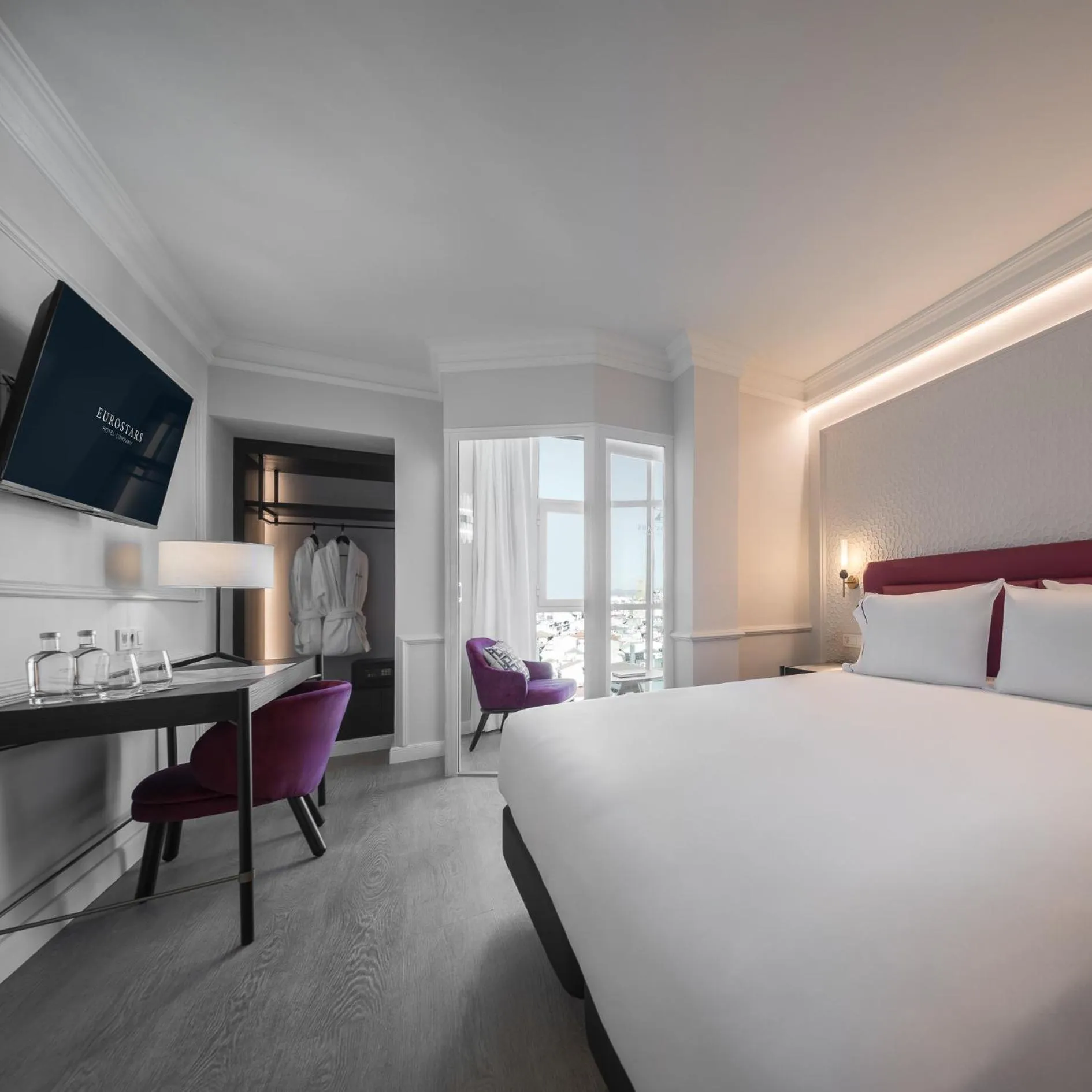 Photo of the whole room, Bed in Eurostars San Antón